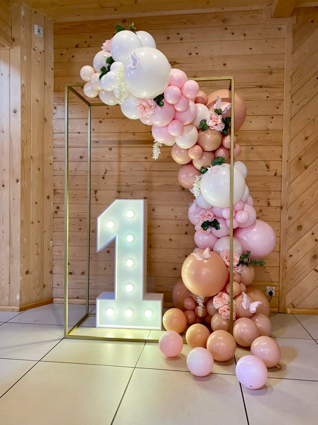 Imponujące cyfrowe dekoracje świetlne na rocznice, urodziny, roczek dodają blasku i stylu