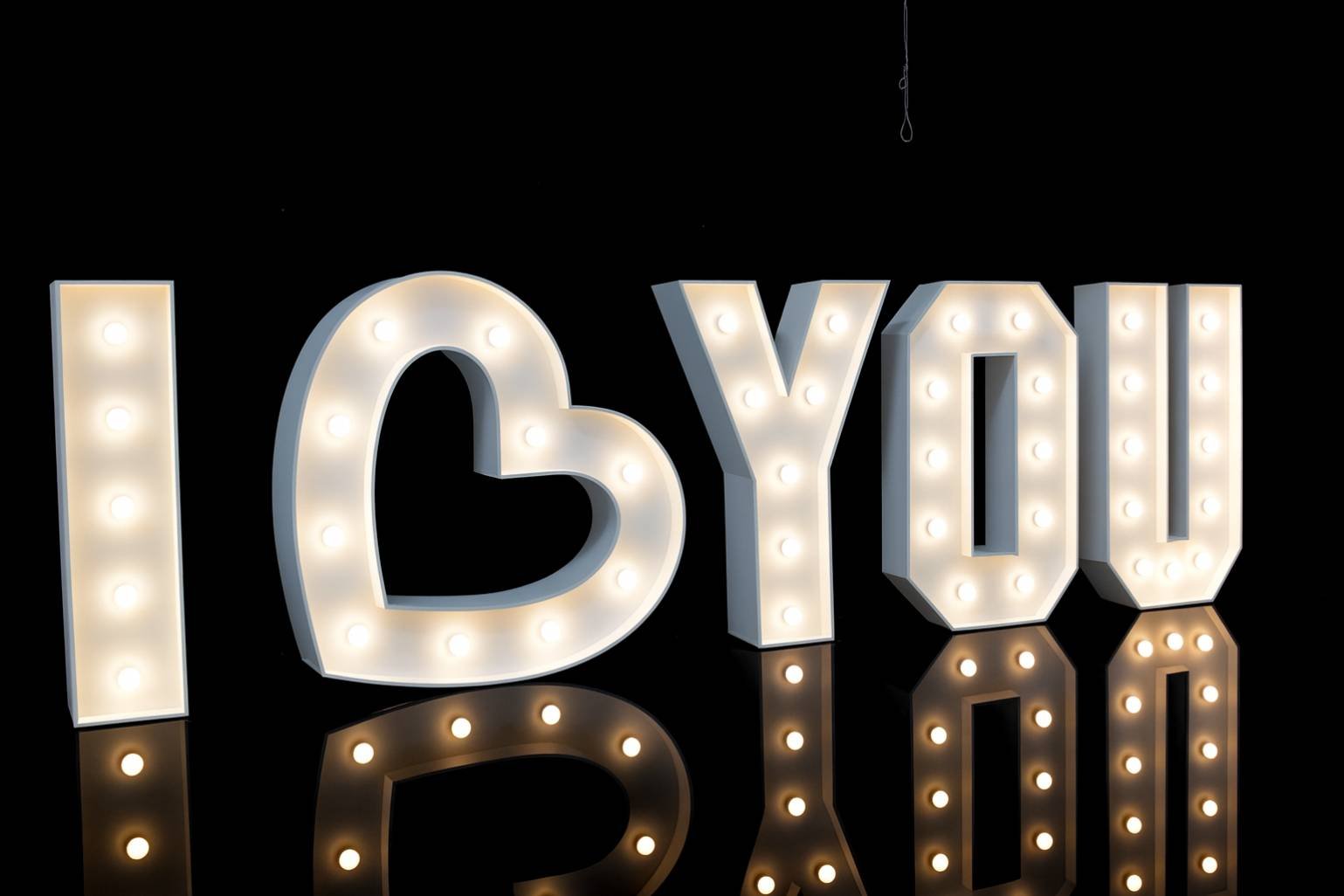 Serce LED do sesji zdjęciowej – dekoracje z żarówkami LED na przyjęcie i ślub w Opolu