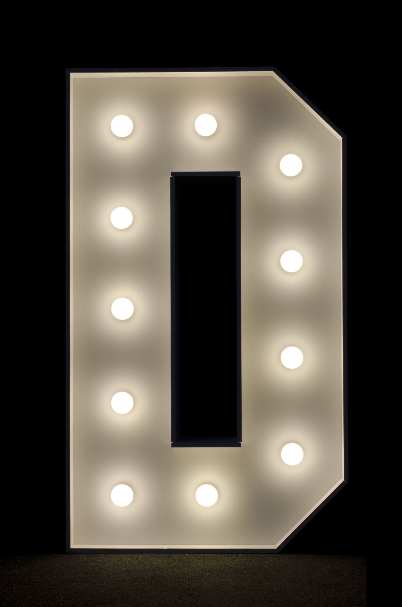 Litera D podświetlana żarówkami LED, o wysokości 1n, na wynajem, Opolu, alfabet A-Z