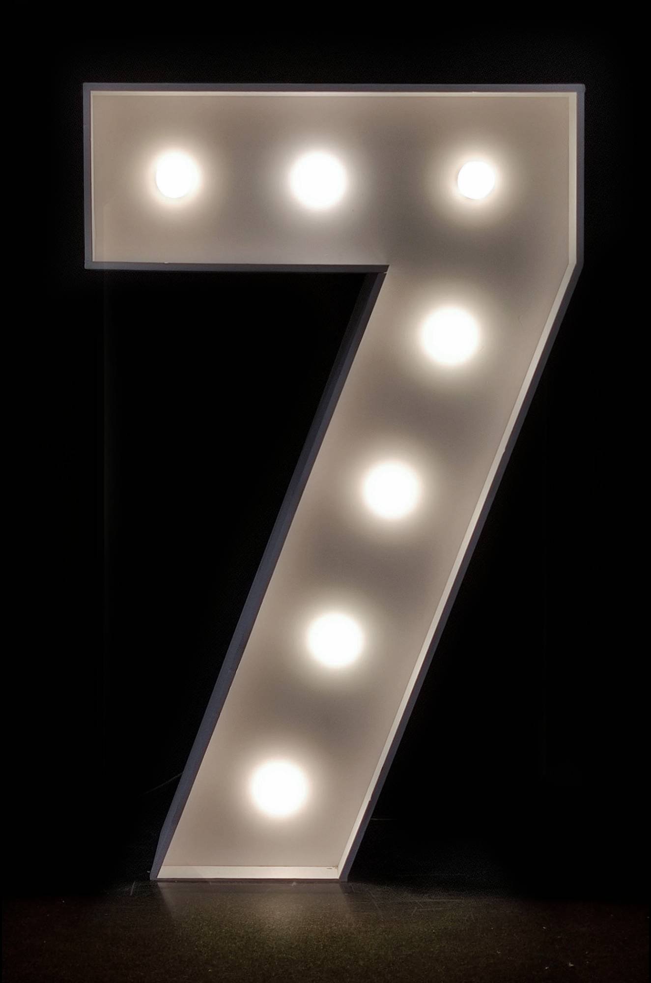 Stojąca cyfra 7 podświetlana żarówkami LED, o wysokości 1m, dekoracja świetlna, cyfry 0-9, Opole