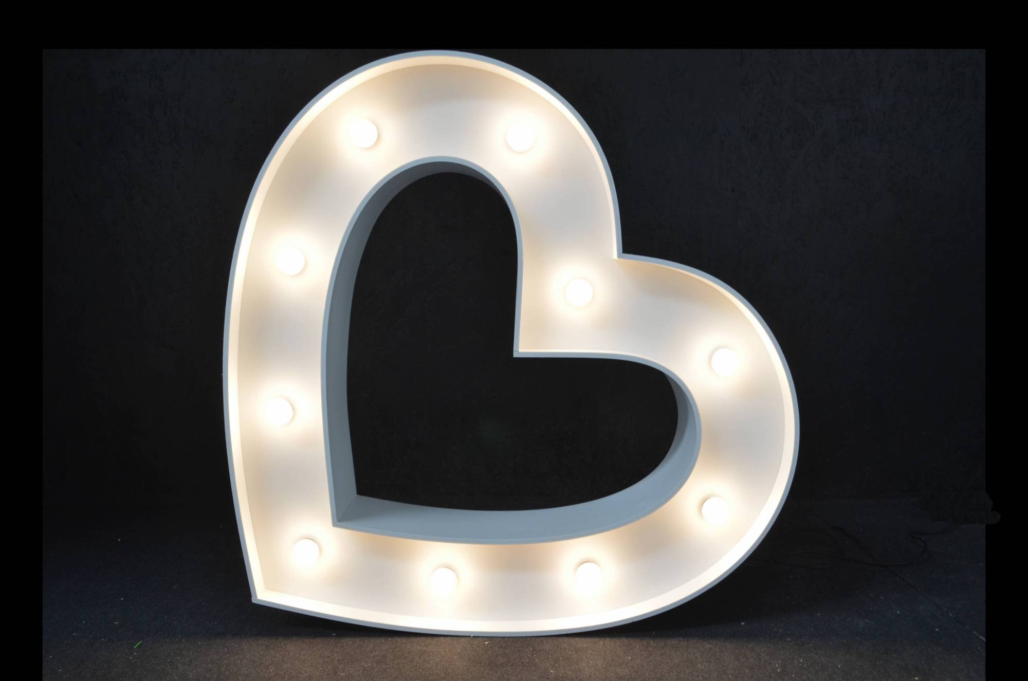 Romantyczna dekoracja weselna – serce LED do sesji zdjęciowej, dekoracje eventowe Opole