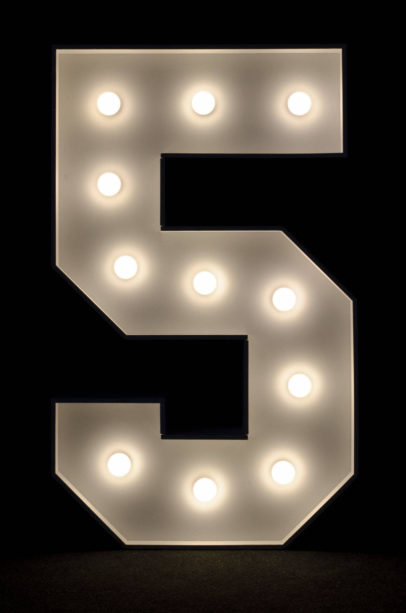 Cyfry na wynajem, jubileusz czyli rocznica małżeńska, piąta rocznica jest drewnian