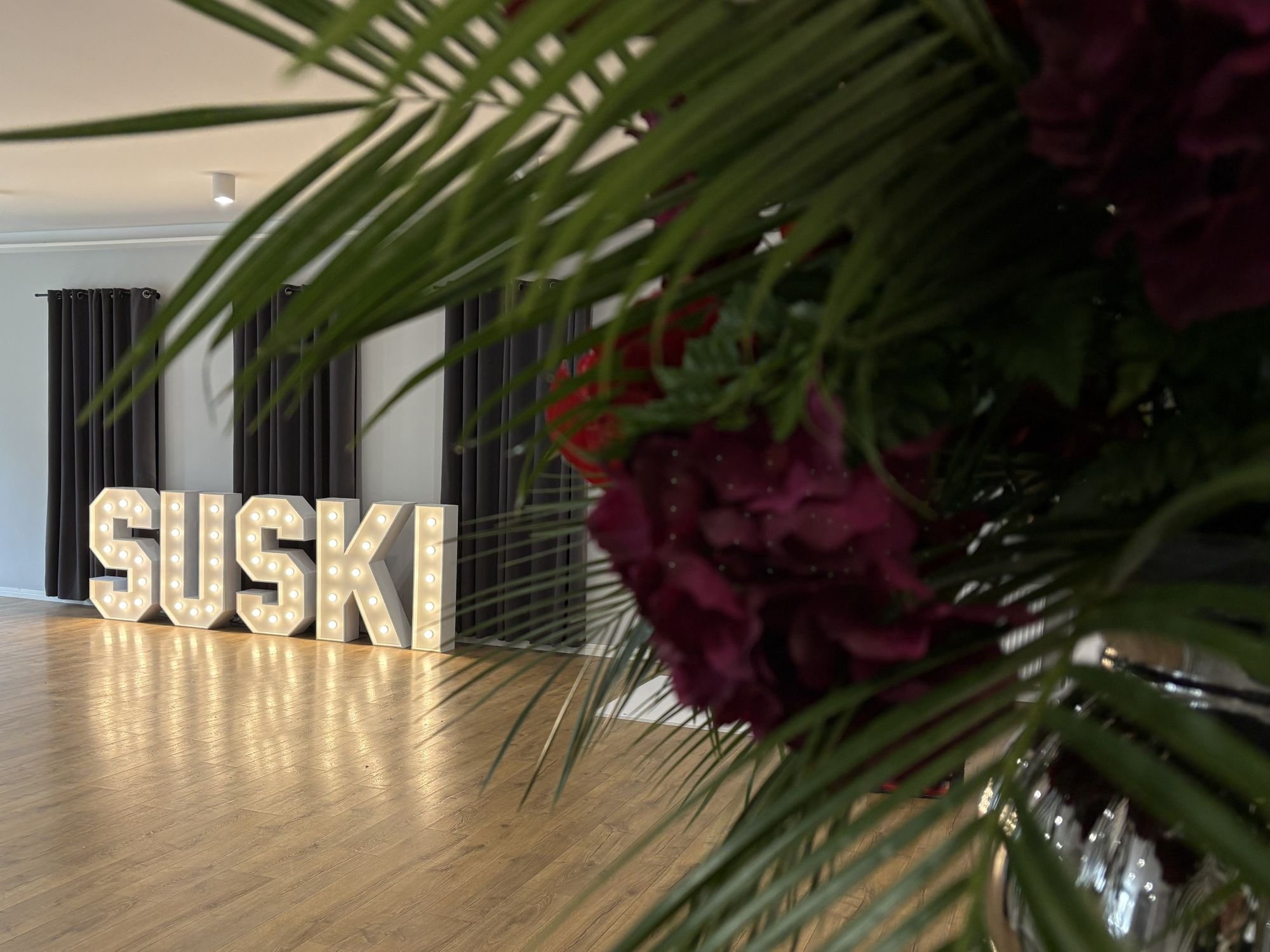 literowelove_wypozyczalnialiter_literyzzarowkammi_dekoracjaswietlna_eventy_rocznice_warsztatfryzjers