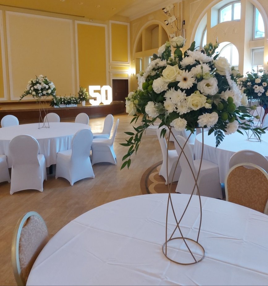 Dekoracj świetlna na 50-rocznicę, stojące cyfry 50 z żarówkami