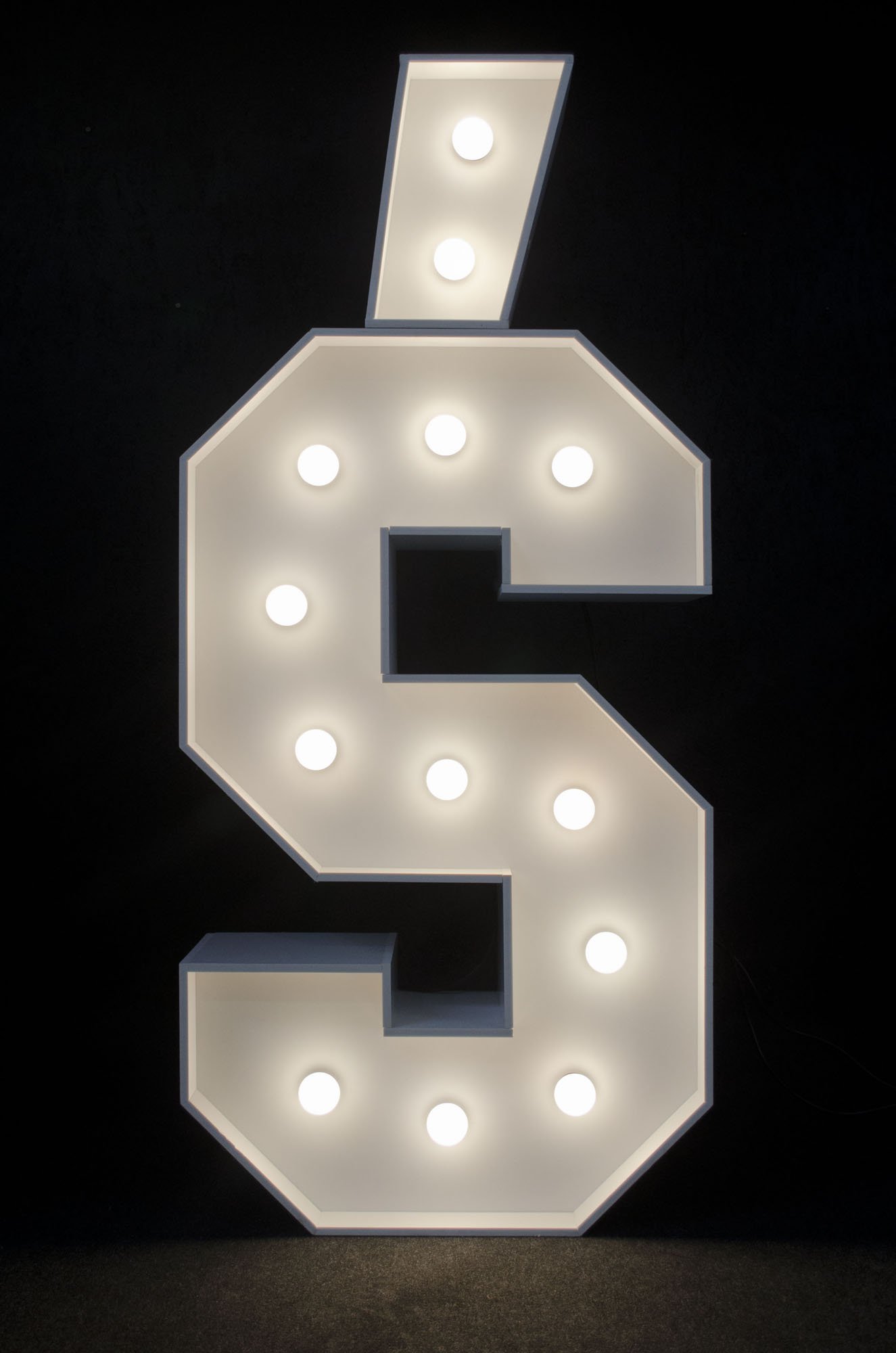 Litera Ś podświetlana żarówkami LED, o wysokości 1n, na wynajem, Opolu, alfabet A-Z