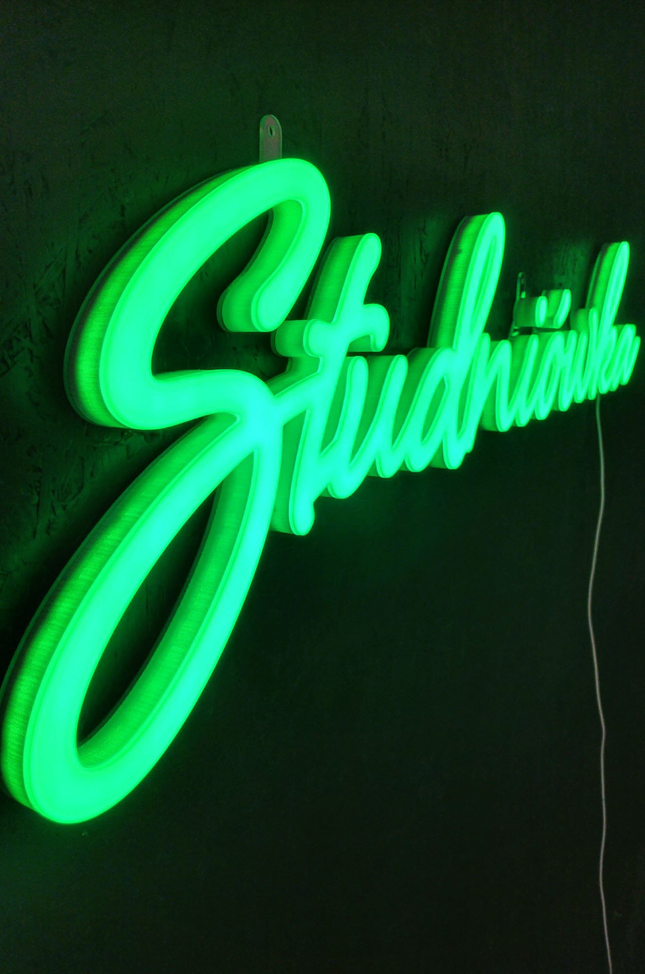 Neon led o szerokości 100cm rozświetli bal maturalny. Dekoracja pełna energii i koloru