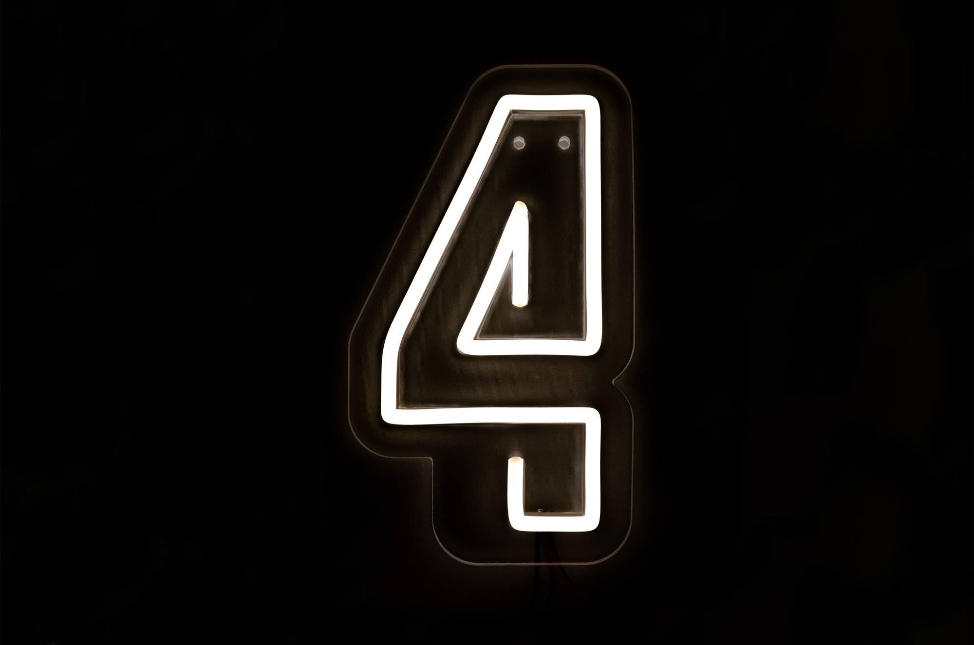 Neonowa cyfra 4 LED na przyjęcie jubileuszowe – LiteroweLove