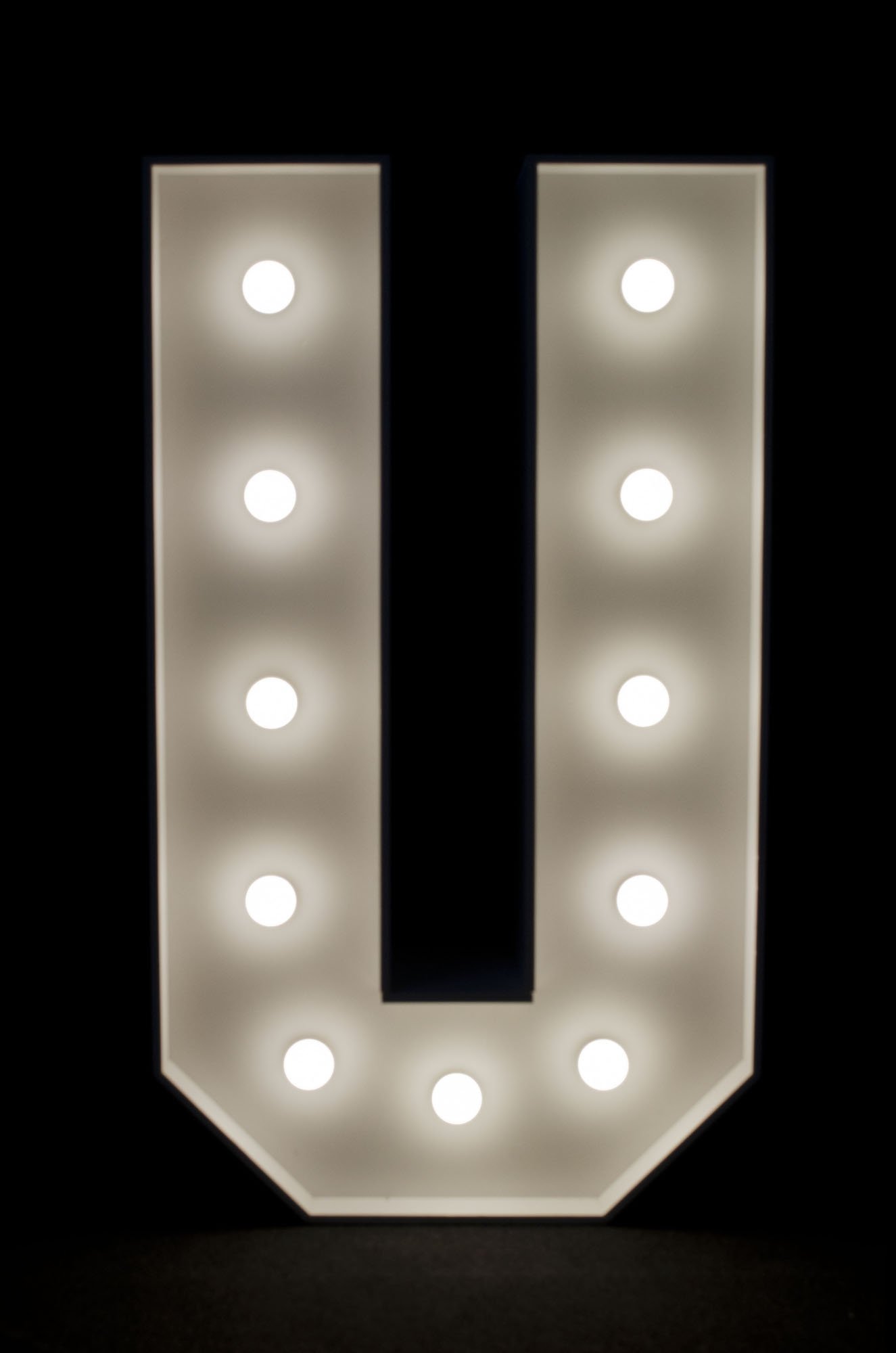 Litera U podświetlana żarówkami LED, o wysokości 1n, na wynajem, Opolu, alfabet A-Z