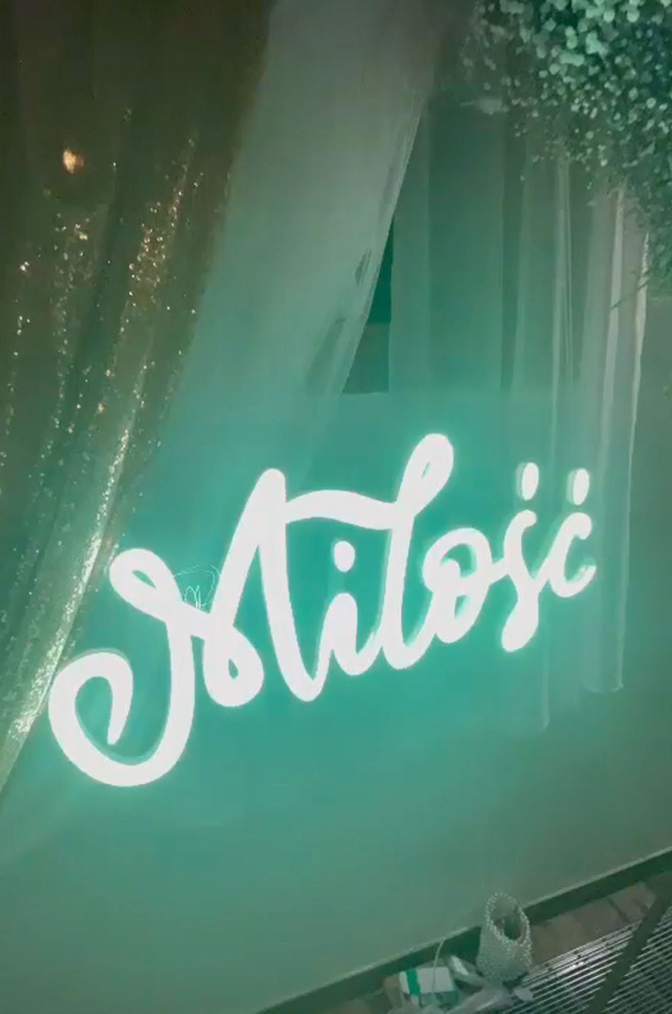 Neon LED Miłość na wynajem z wysyłką kurierską na terenie całej Polski