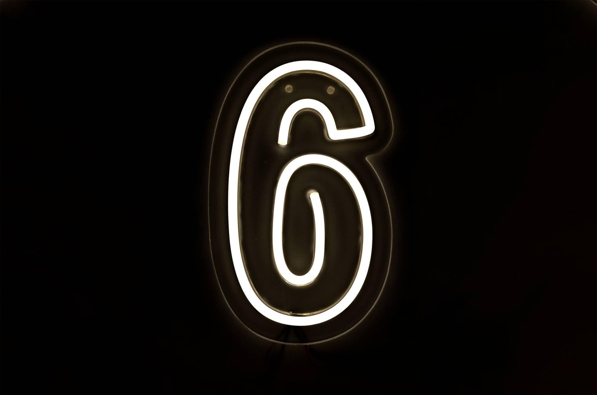 Cyfra 6 LED neonowa – idealna na urodziny i imprezy tematyczne LiteroweLove