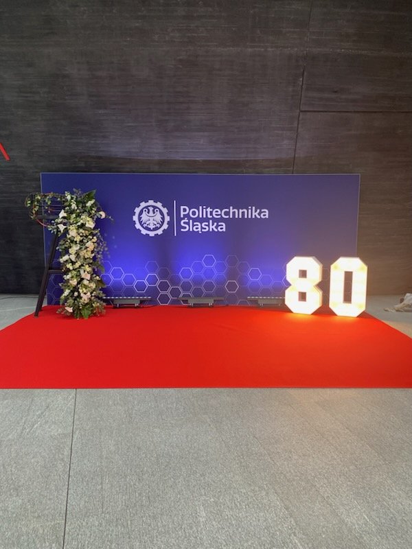 Jubileusz uczelni wyższej, ścianka fotograficzna, VIP, cudowna pamiątka DEkoracja