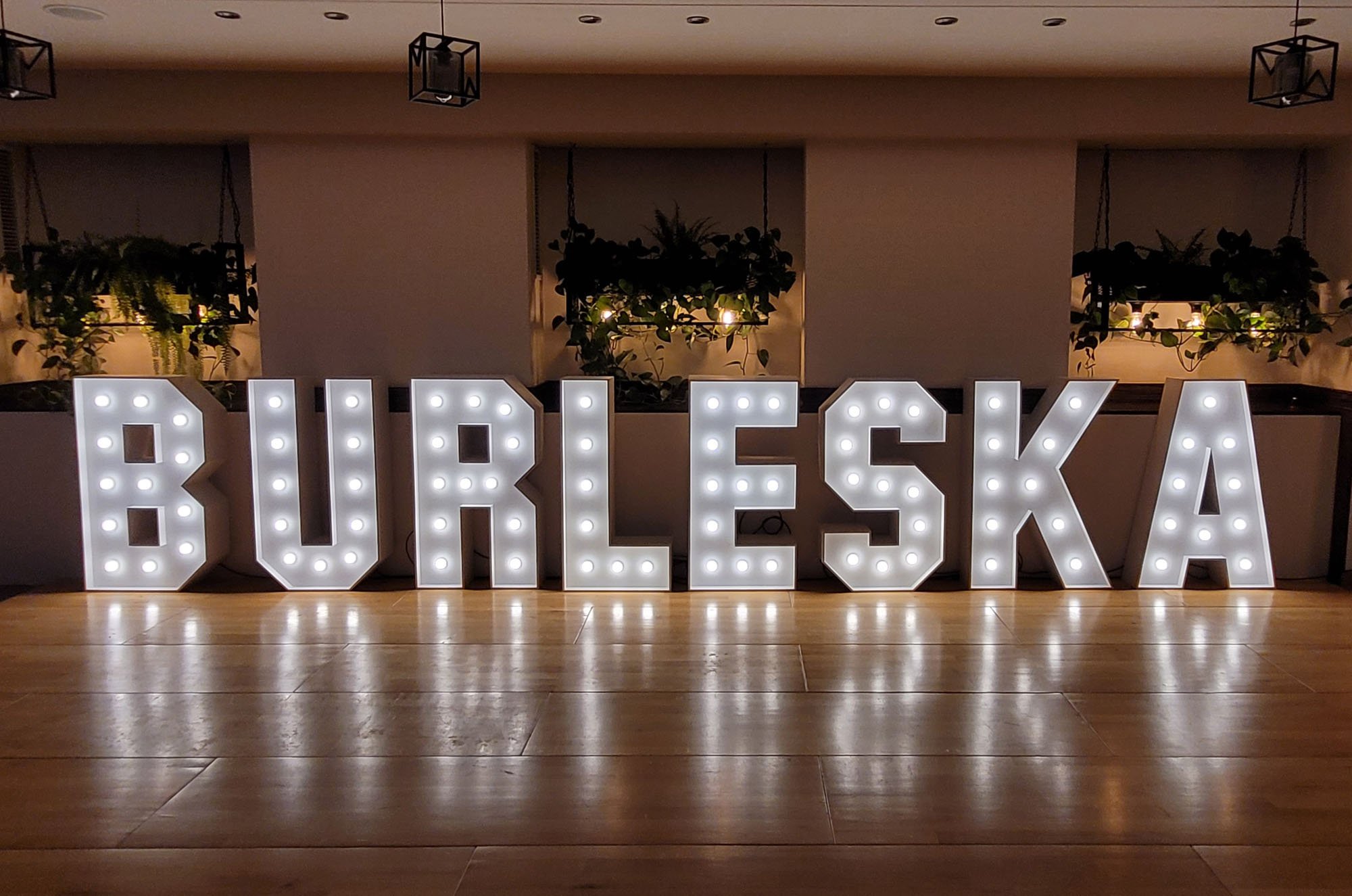 Stojąca litera B podświetlana żarówkami LED, o wysokości 1m, dekoracja świetlna na bal sylwestrowy