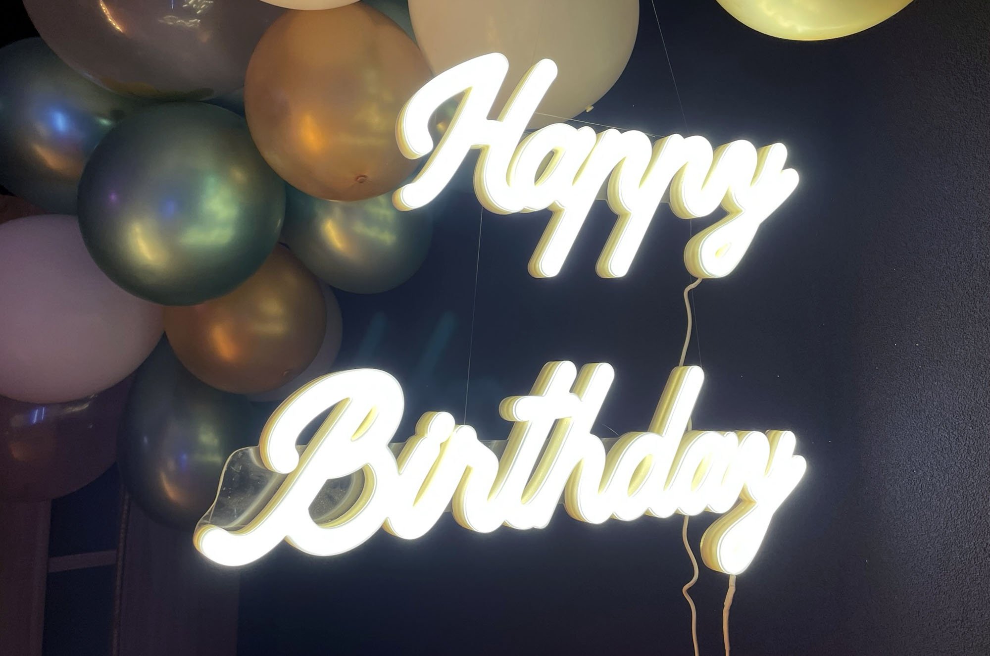 Neon LED Happy Birthday na wynajem. Dekoracja świetlna na urodziny do wypożyczenia