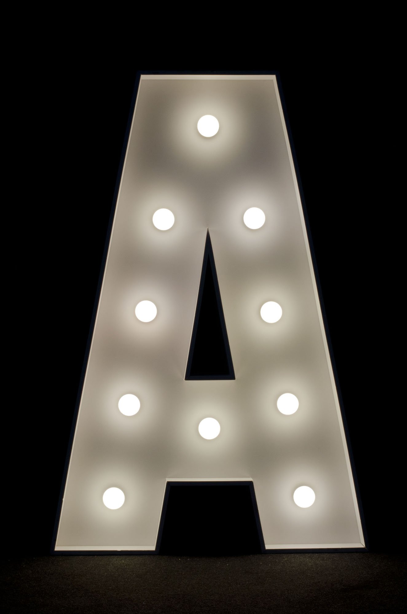 Litera A podświetlana żarówkami LED, o wysokości 1n, na wynajem, Opolu, alfabet A-Z