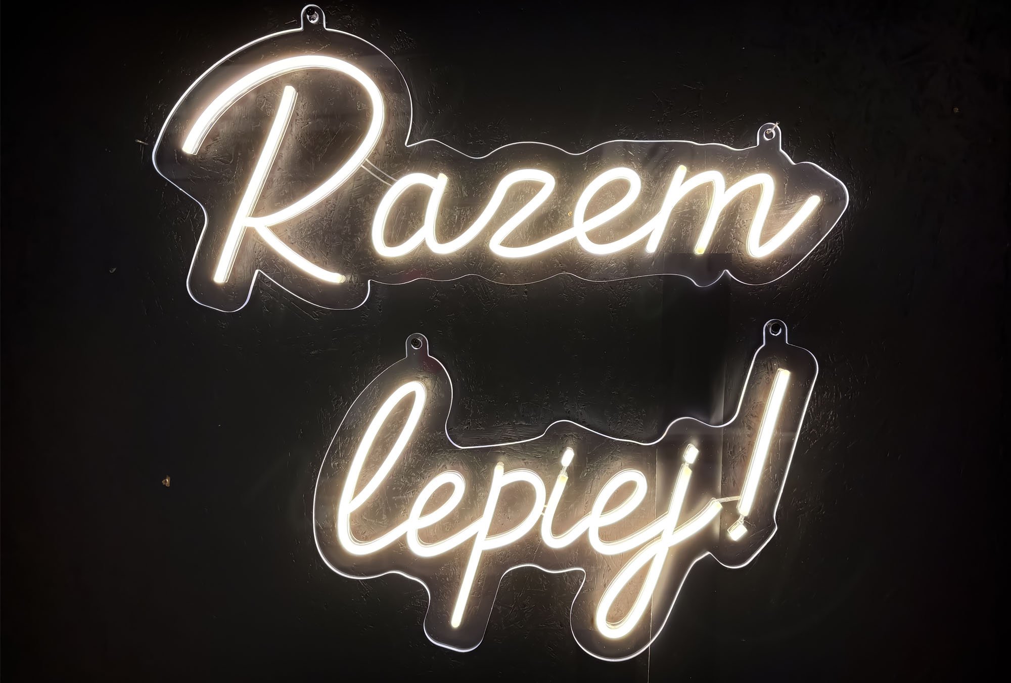 Wypożyczalnia neon&oacute;w neon Razem lepiej dekoracje świetlne neon na wesele neon na wynajem