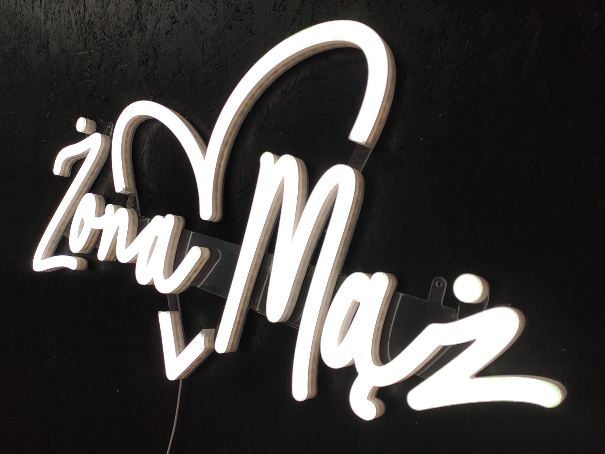 Swiecąca dekoracja na wesele w postaci ledonu z napisem Żona i Mąż wpisanym w serce