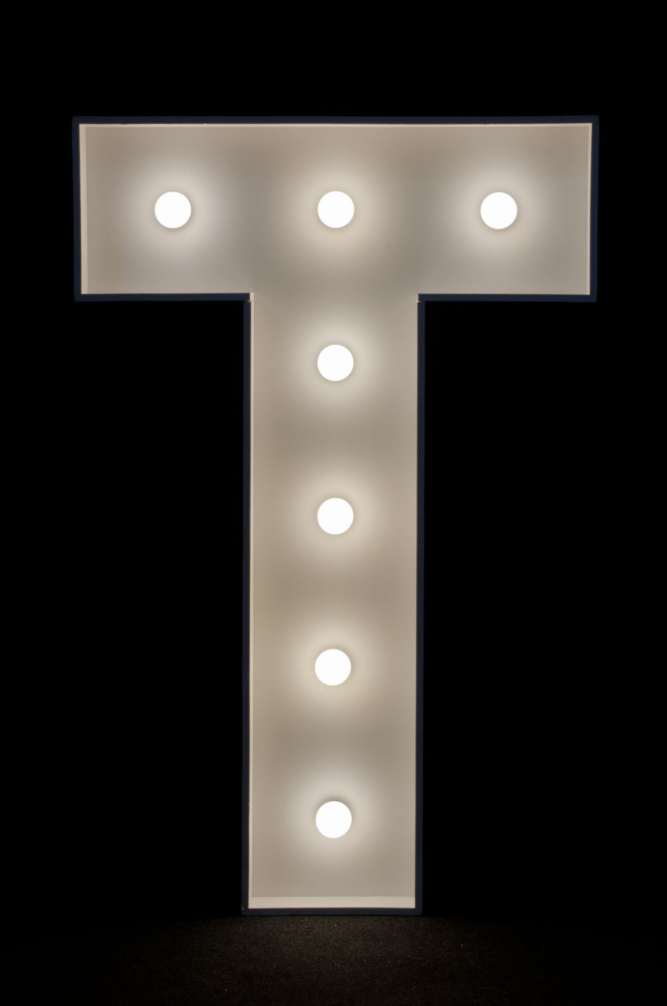 Litera T podświetlana żarówkami LED, o wysokości 1n, na wynajem, Opolu, alfabet A-Z