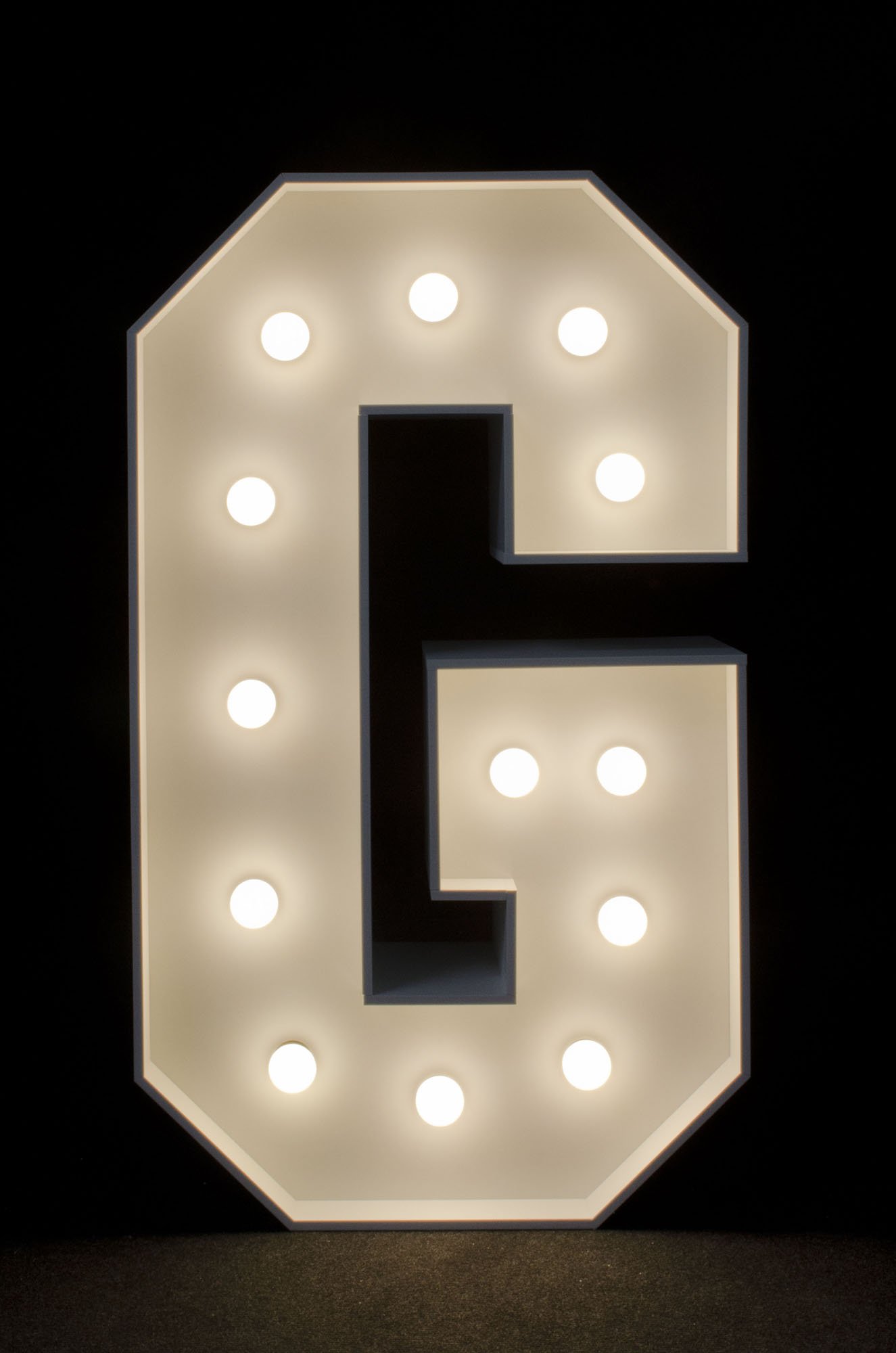 Litera G podświetlana żarówkami LED, o wysokości 1n, na wynajem, Opolu, alfabet A-Z