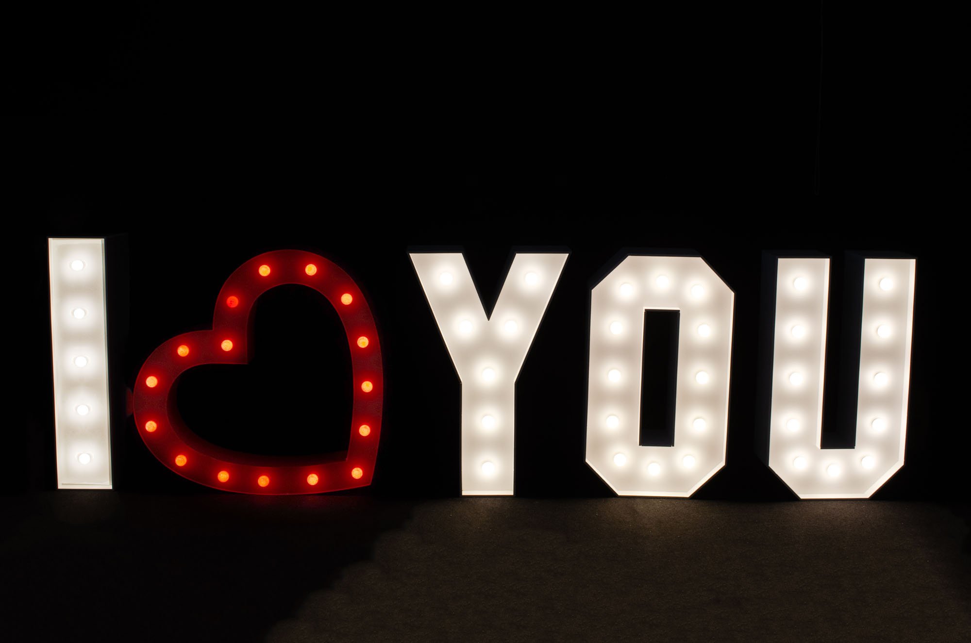 Dekoracja na rocznicę ślubu – serce z żarówkami LED, wypożyczalnia dekoracji ślubnych