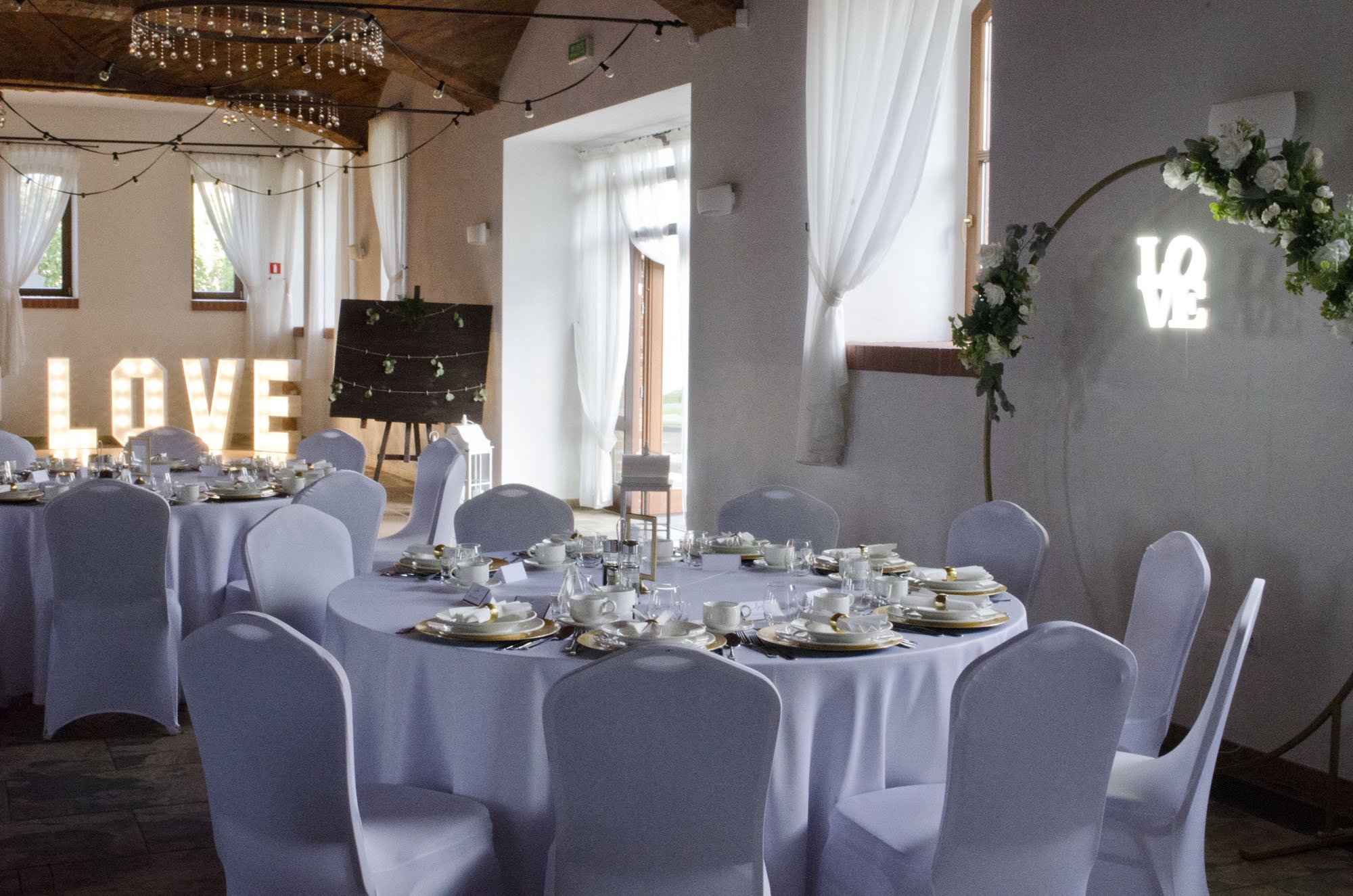 Napis LOVE na wynajem, wielkie litery z żarówkami