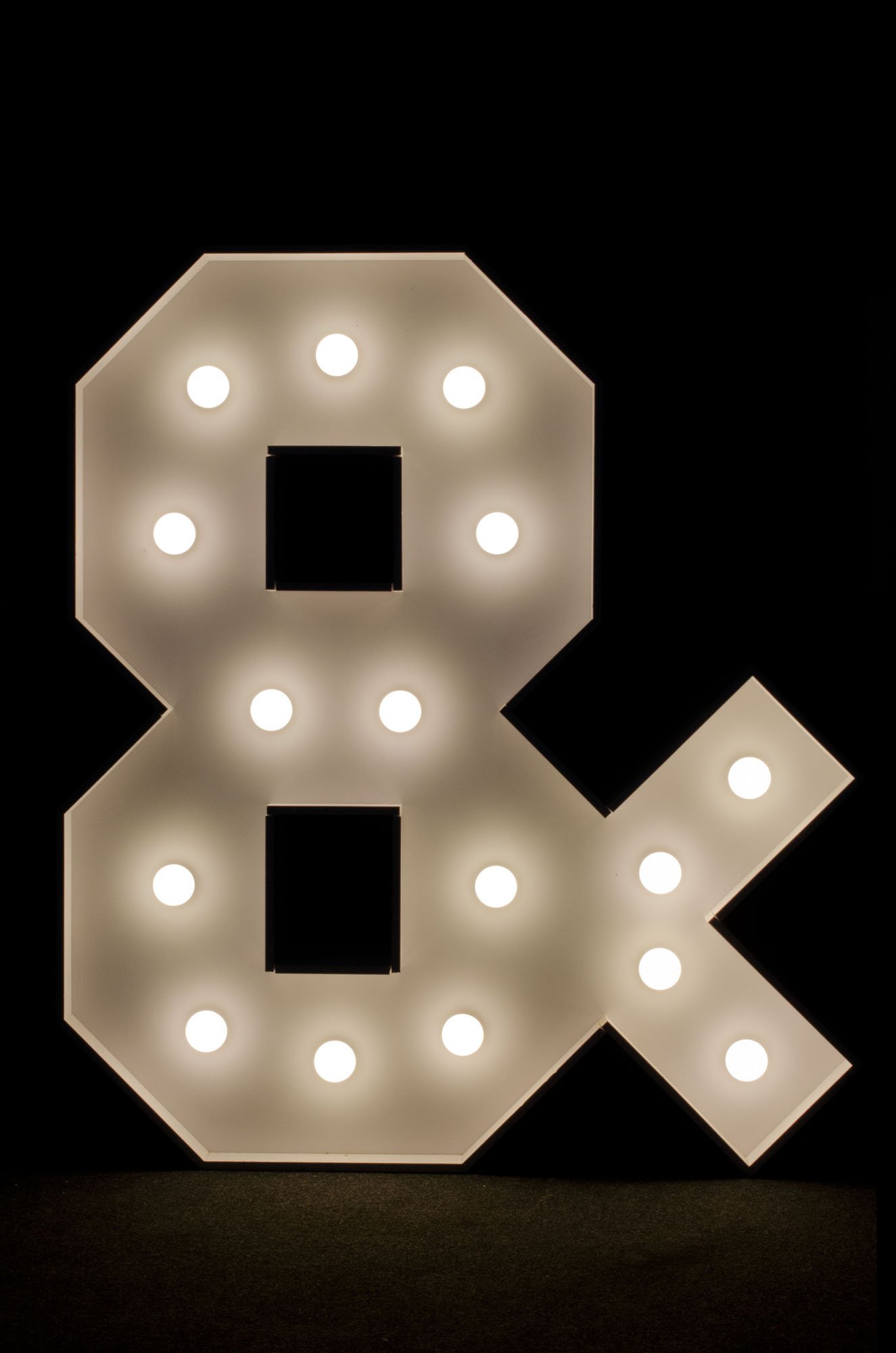 Litera & podświetlana żarówkami LED, o wysokości 1n, na wynajem, Opolu, alfabet A-Z