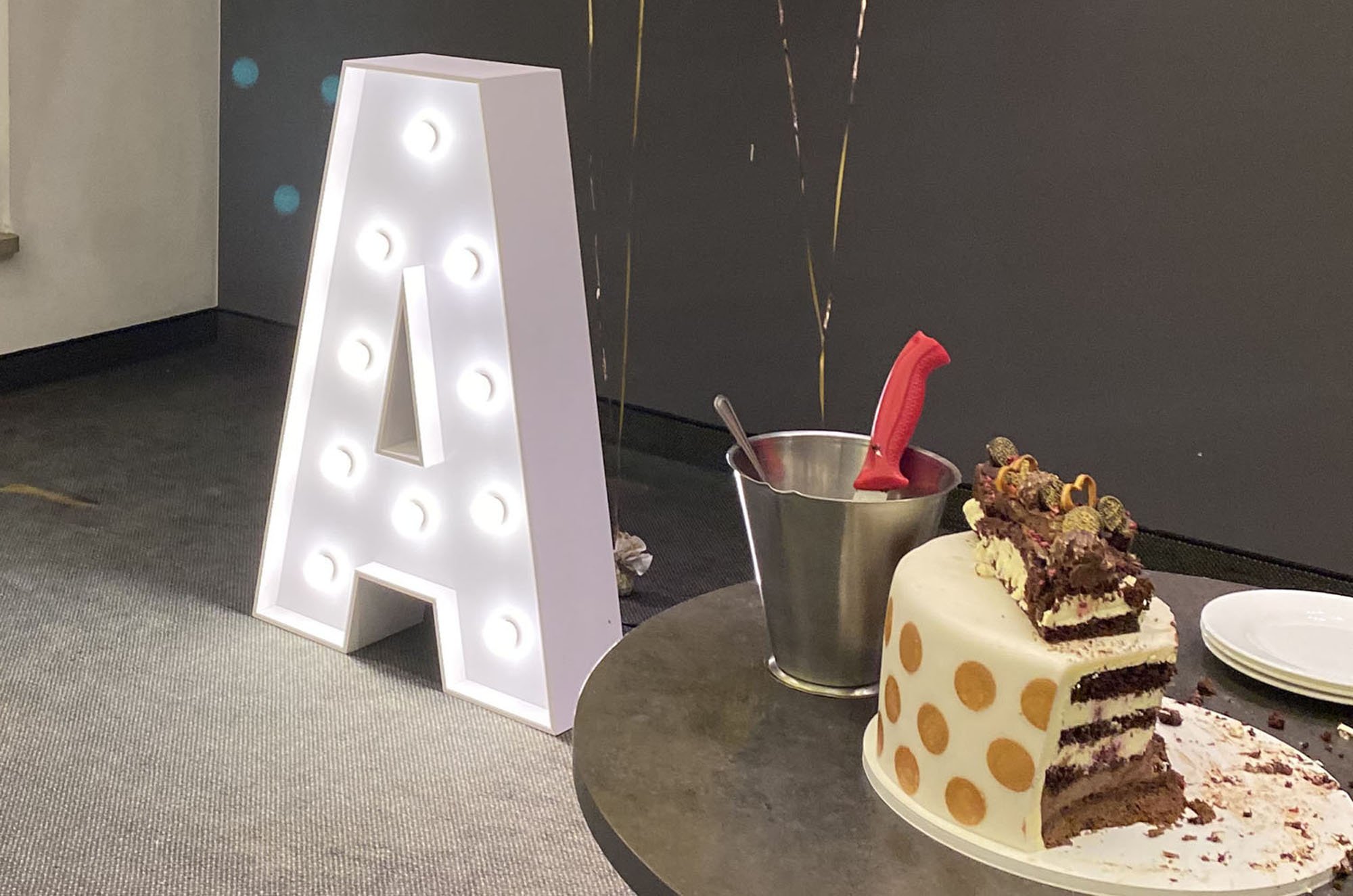 Podświetlana litera A z balonami 18 &ndash; dekoracja urodzinowa, Imię zamiast cyfr!