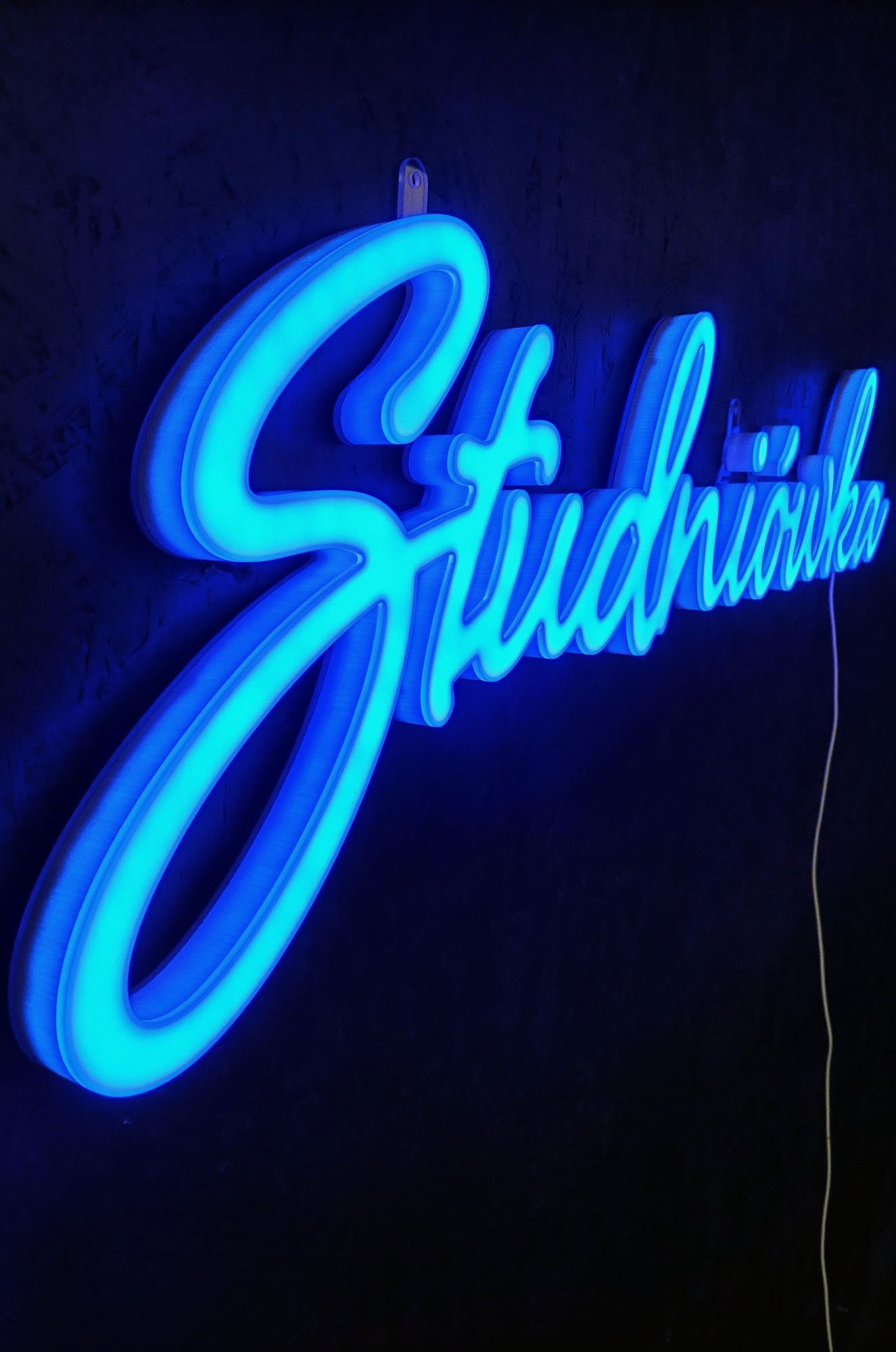 Studniówka w neonie. Świetlista dekoracja tworzy wyjątkową atmosferę na balu maturalnym