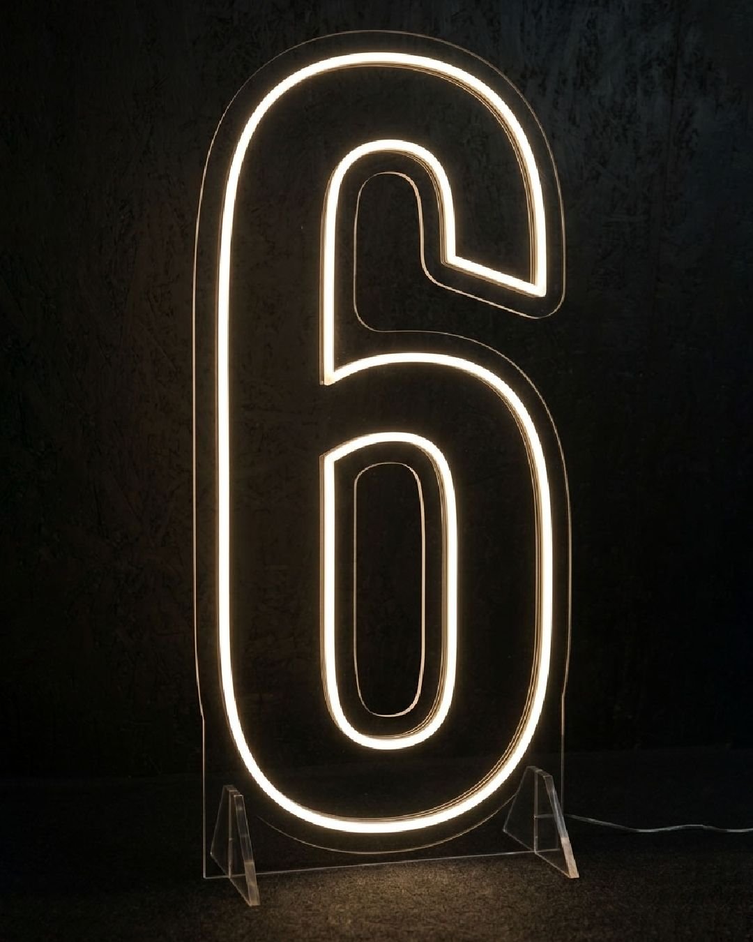 Cyfra 6 LED 120 cm &ndash; neonowa dekoracja na 60 urodziny, rocznicę i galę
