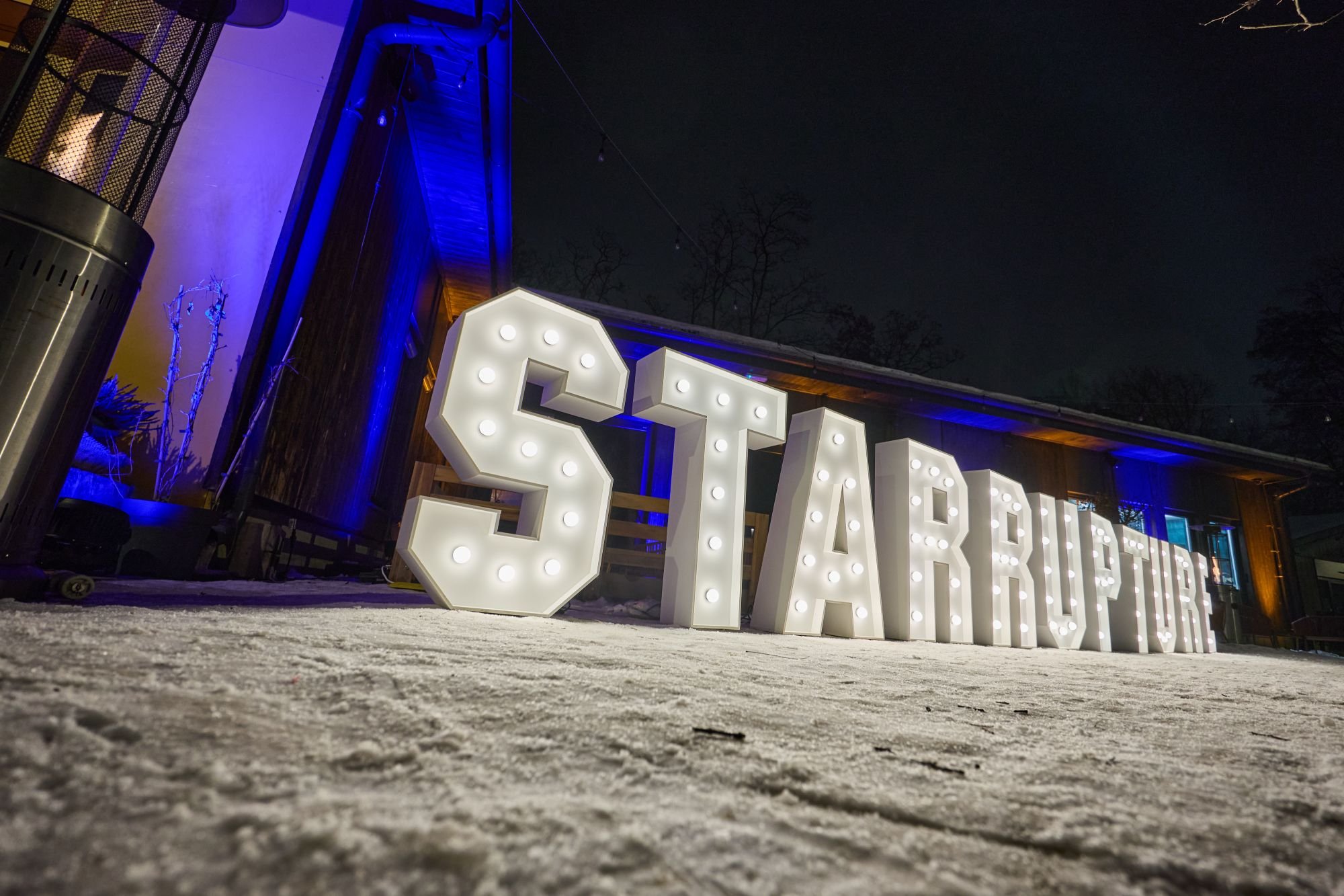 Wynajem liter led STARRUPTURE, napis na event gamingowy, premiera gry, dekoracja świetlna