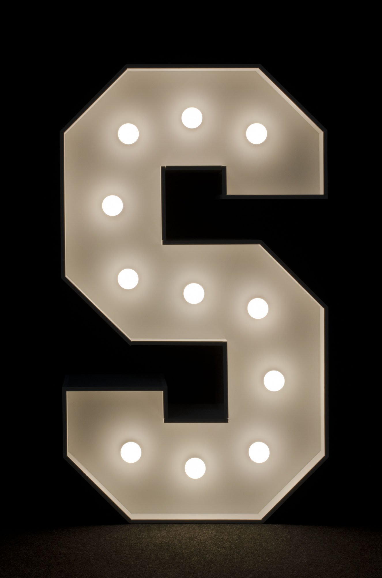 Litera S podświetlana żarówkami LED, o wysokości 1n, na wynajem, Opolu, alfabet A-Z