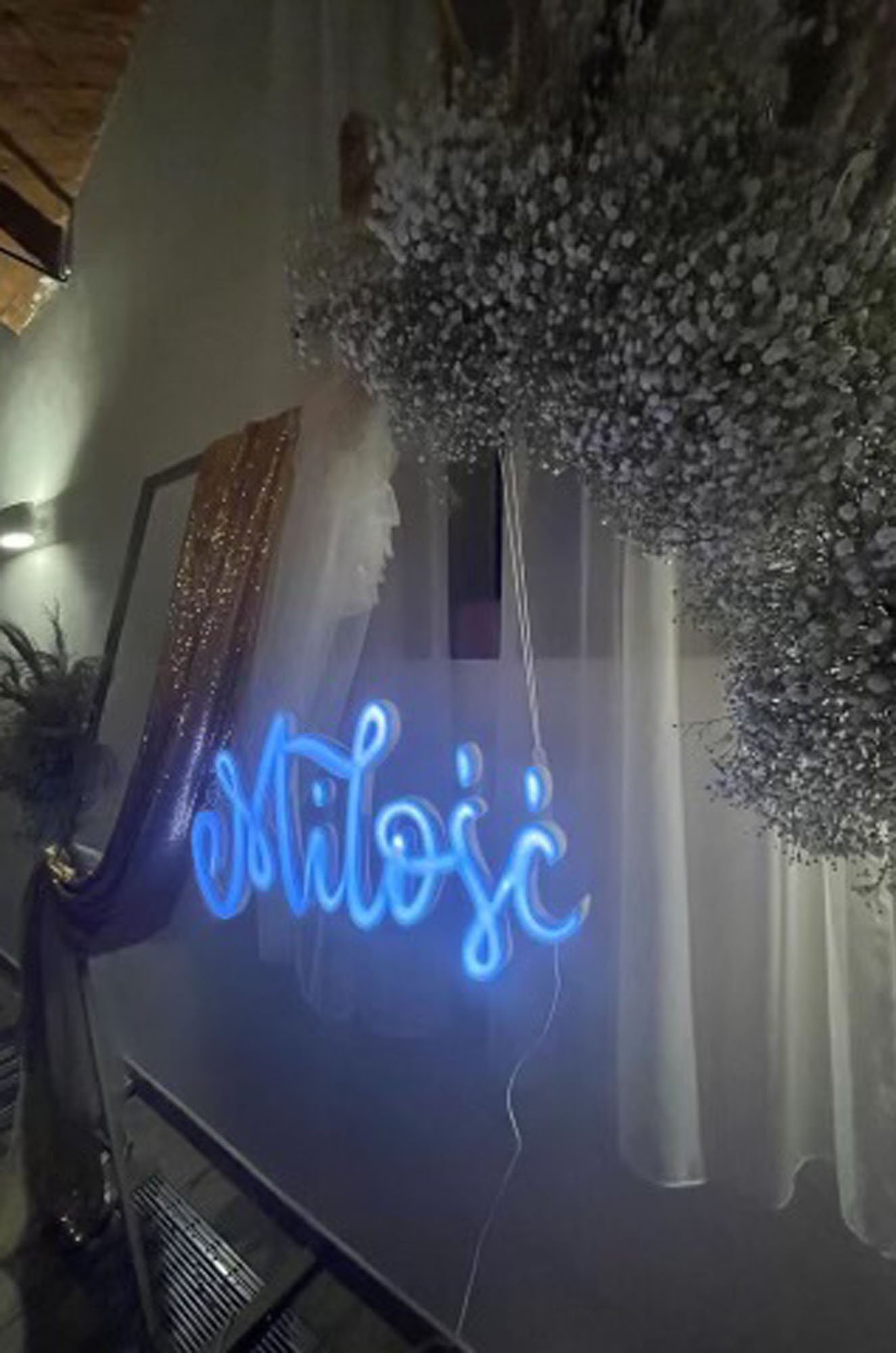 Magia LEDONOWA na Ślubie - Odkryj niezwykłą wyjątkowość świecącego napisu MIŁOŚĆ w róznych kolorach