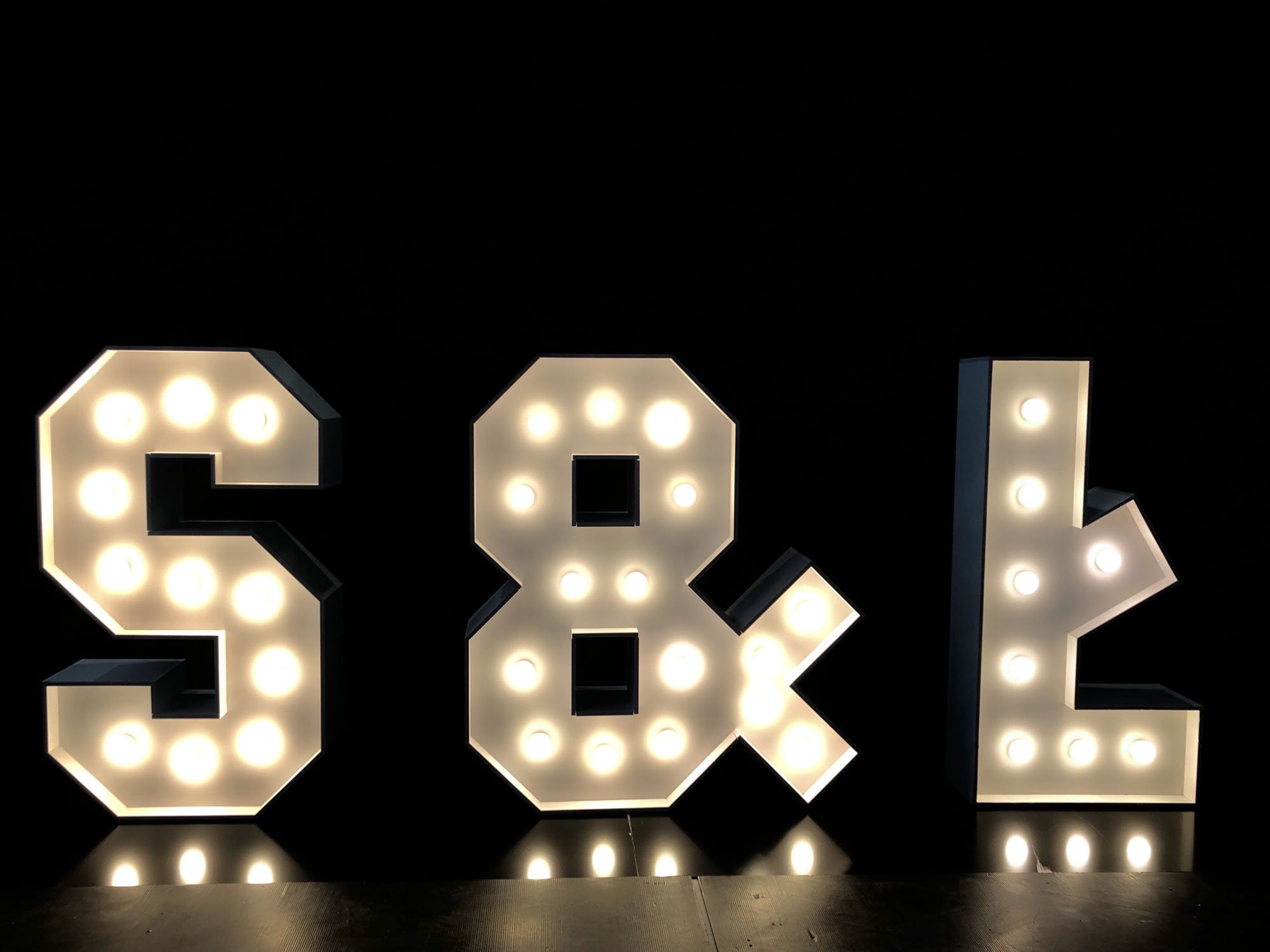 Stojące litery i znaki #, & o wysokości 1m do wynajęcia w Opolu z wysyłką kurierską