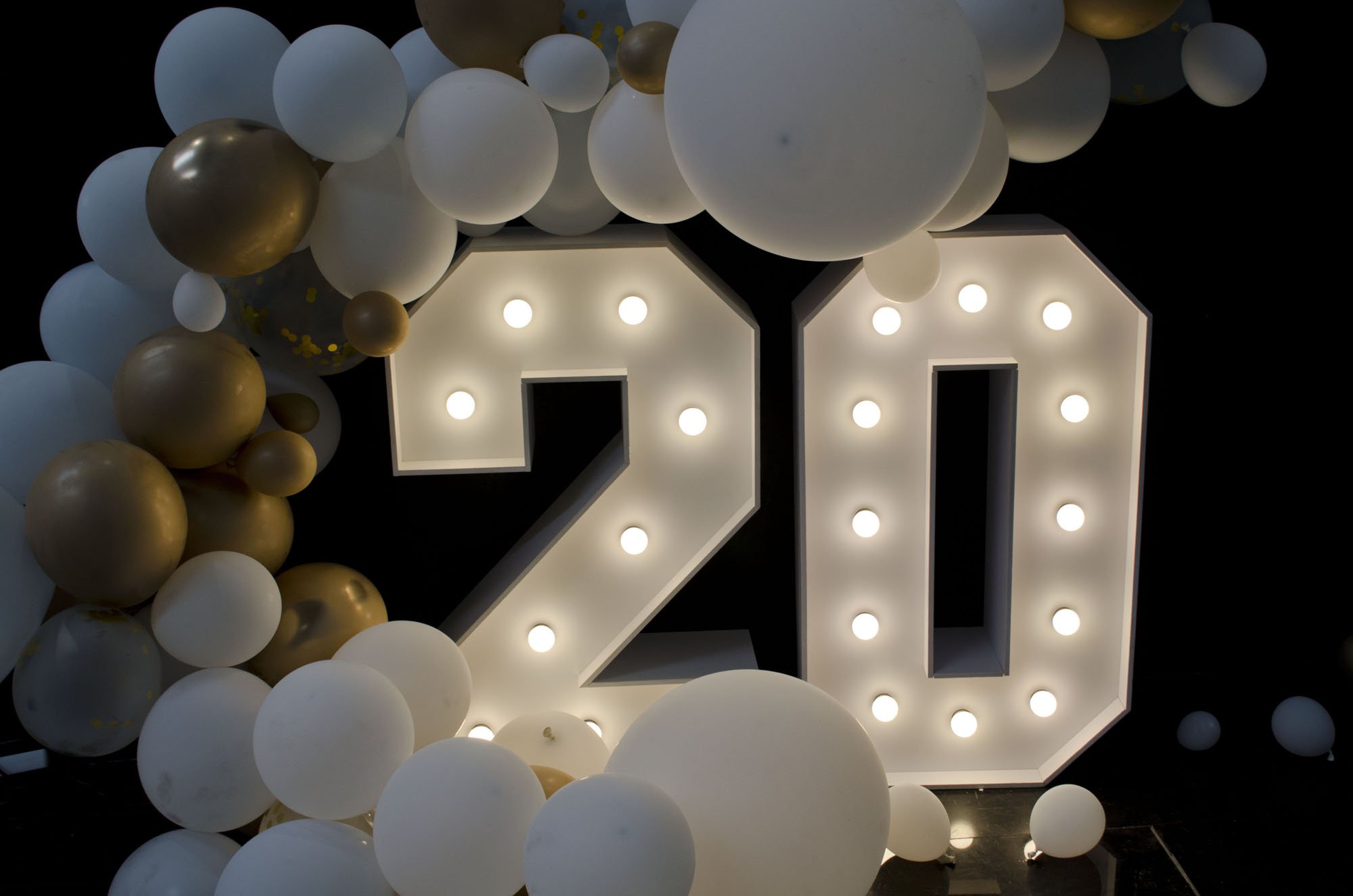 piąta rocznica - drewniana, dziesiąta — cynowa, dwudziesta piąta — srebrna, pięćdziesiąta - złota