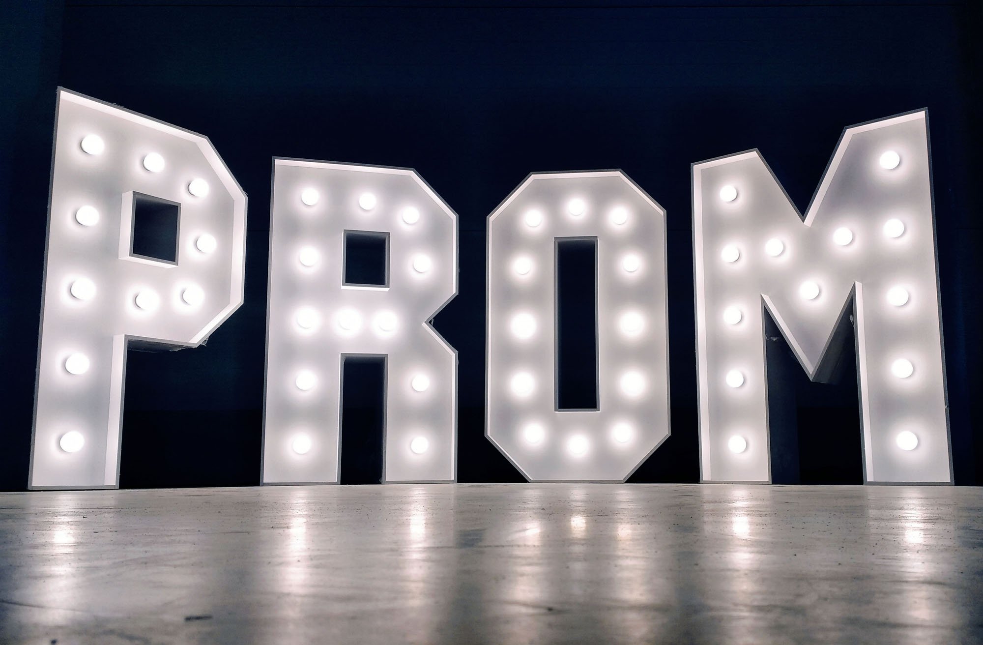 Nowoczesna dekoracja na studniówkę, dodająca elegancji i wyjątkowego stylu