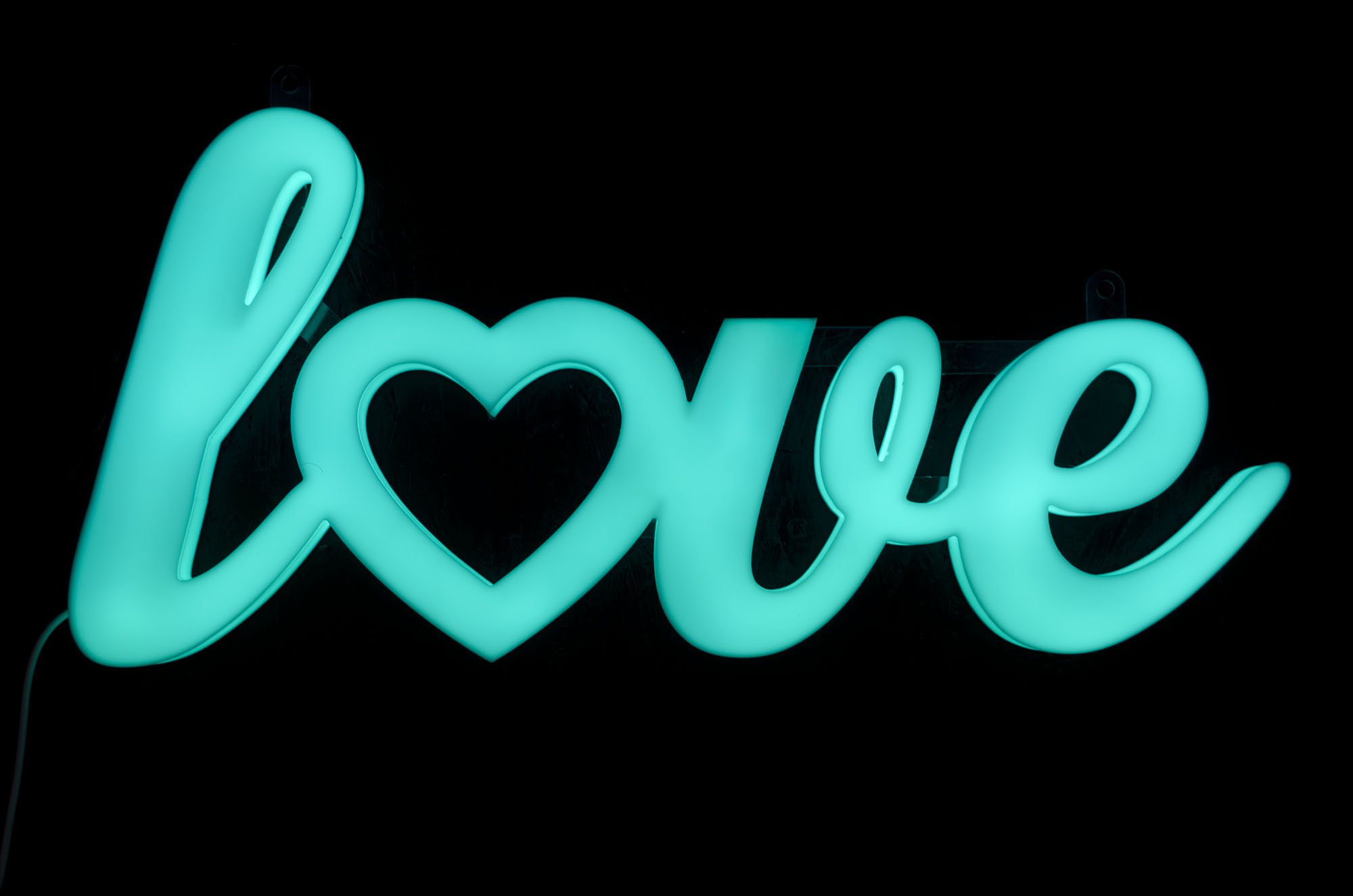 Napis LOVE na wynajem, neon LED do powieszenia