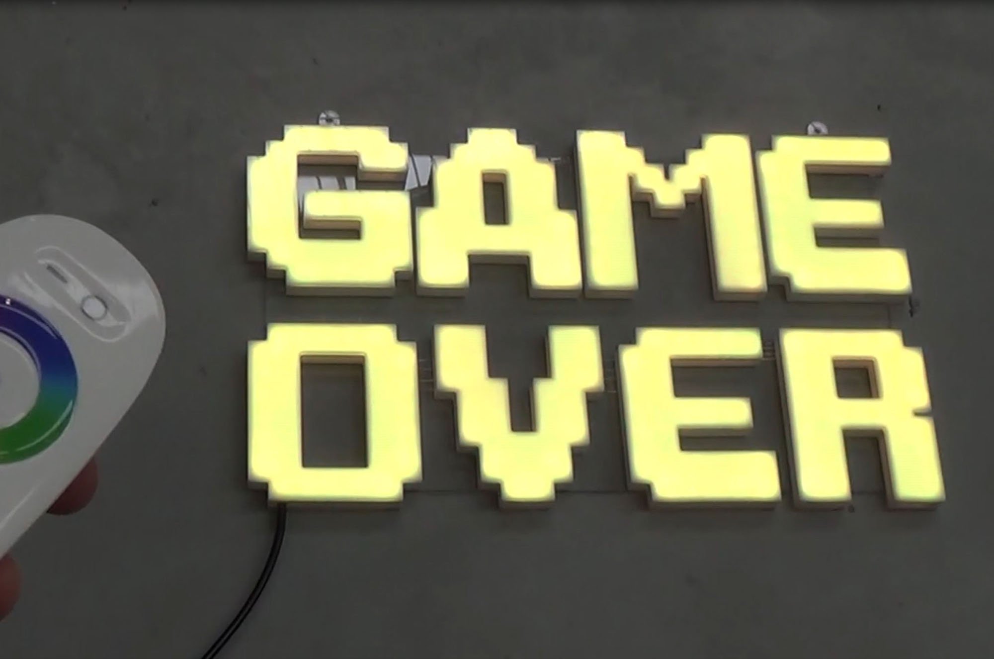 Neon GAME OVER, doskonała dekoracja na wieczór kawalerski lub panieński, rozwód, czy wieczór gier