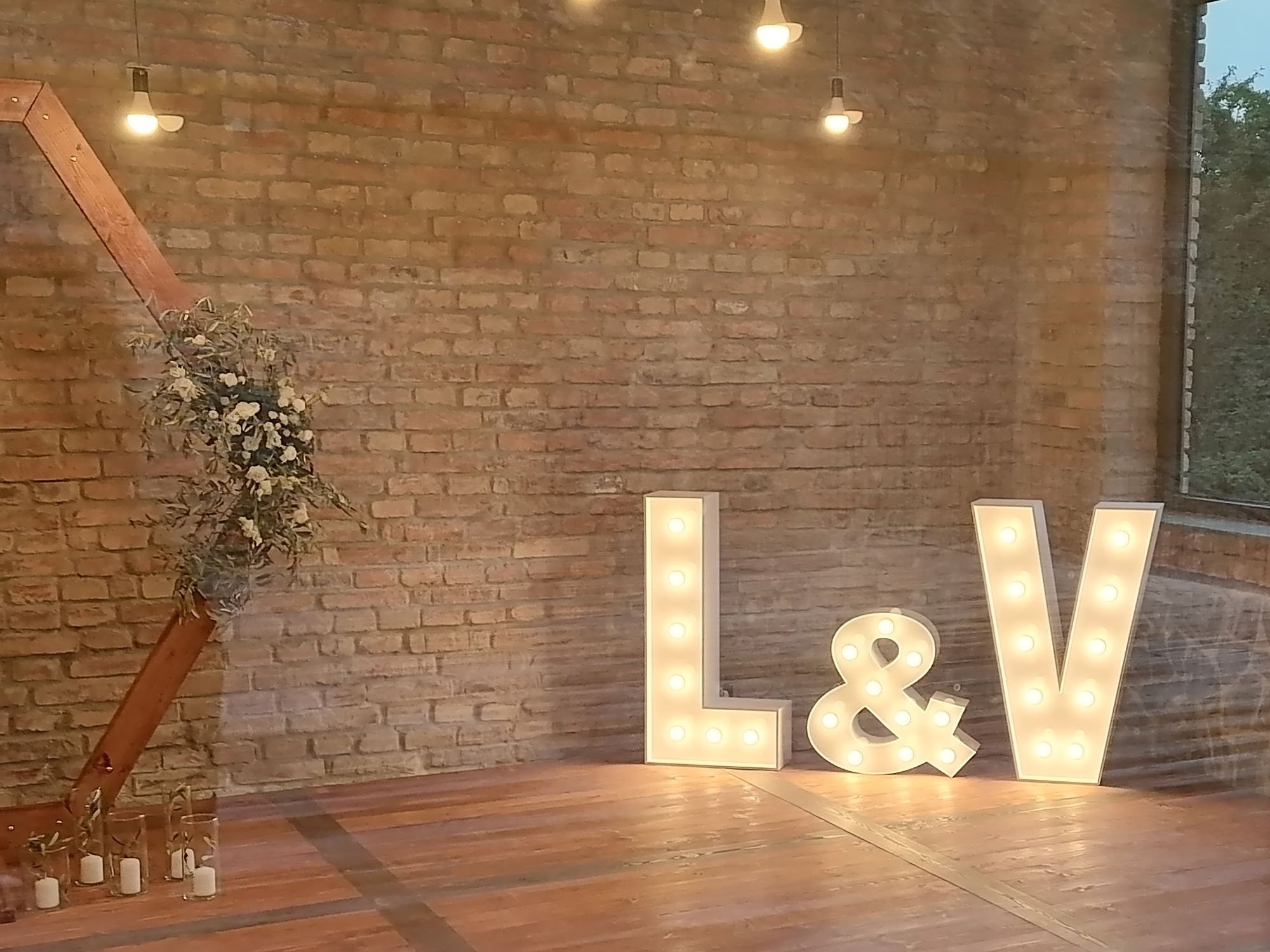 Dowolny napis z żarówkami na wynajem na wesele, rocznicę, zaręczyny