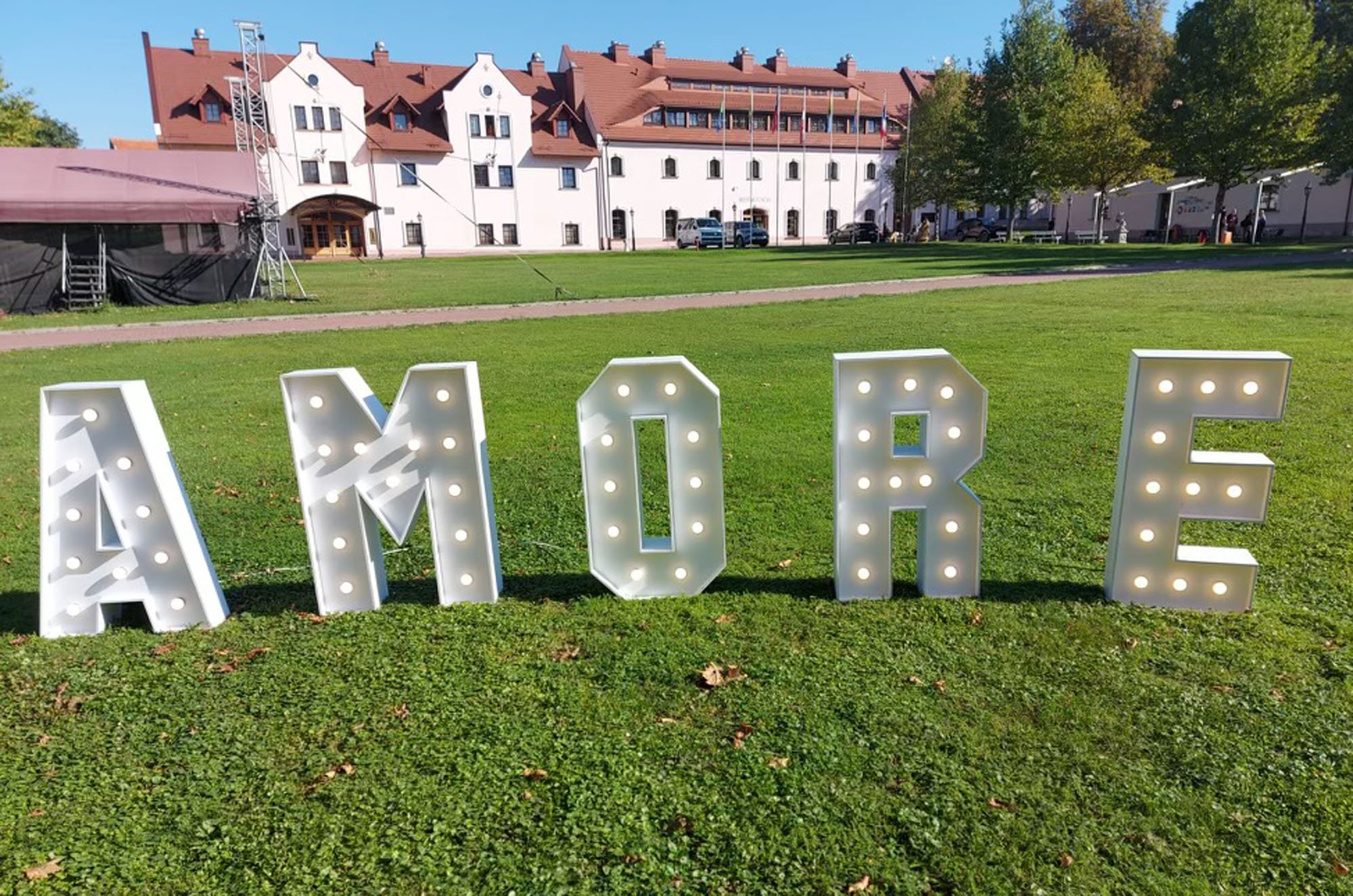 AMORE przed zamkiem &ndash; świetlna dekoracja ślubna w plenerze, idealna na sesję i pierwszy taniec