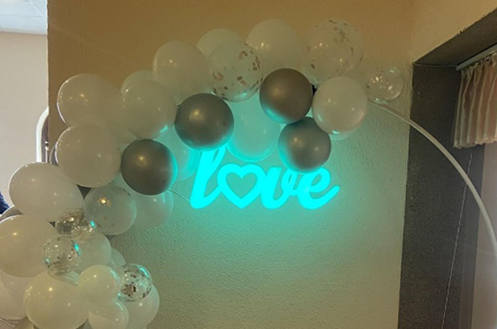 Podświetlany napis LOVE do powieszenia na wynajem, Opole