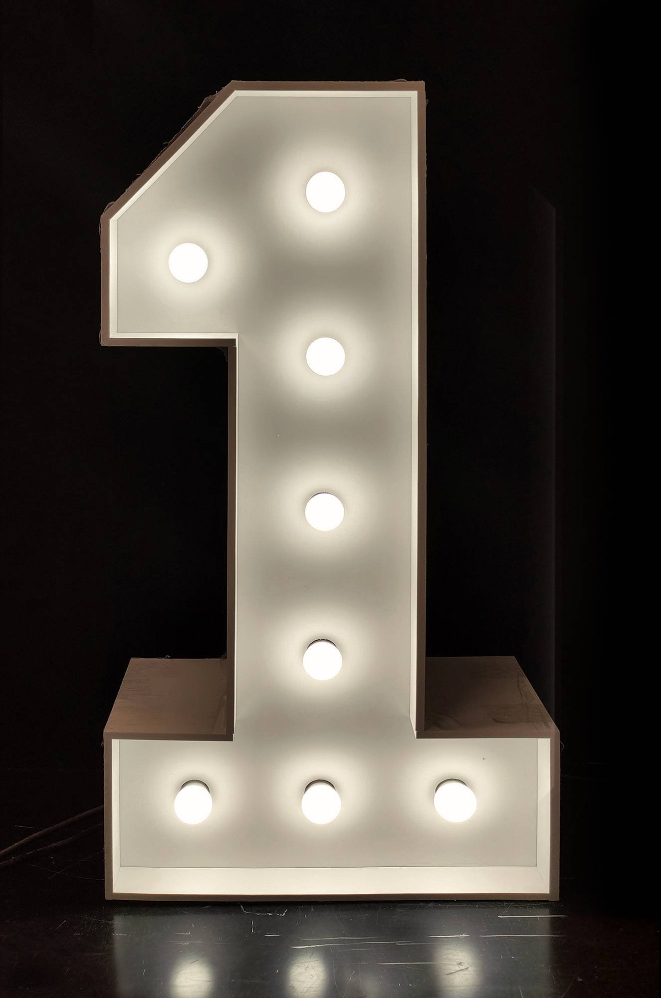 Stojąca cyfra 1 podświetlana żarówkami LED, o wysokości 1m, dekoracja świetlna, cyfry 0-9, Opole