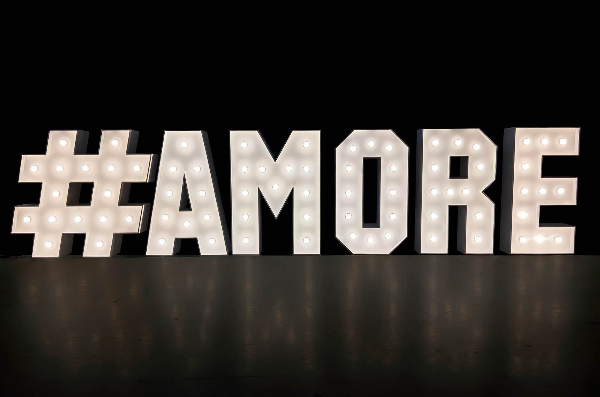 AMORE &ndash; podświetlane litery LED, wynajem dekoracji świetlnych na wesele, sesje foto, walentynki