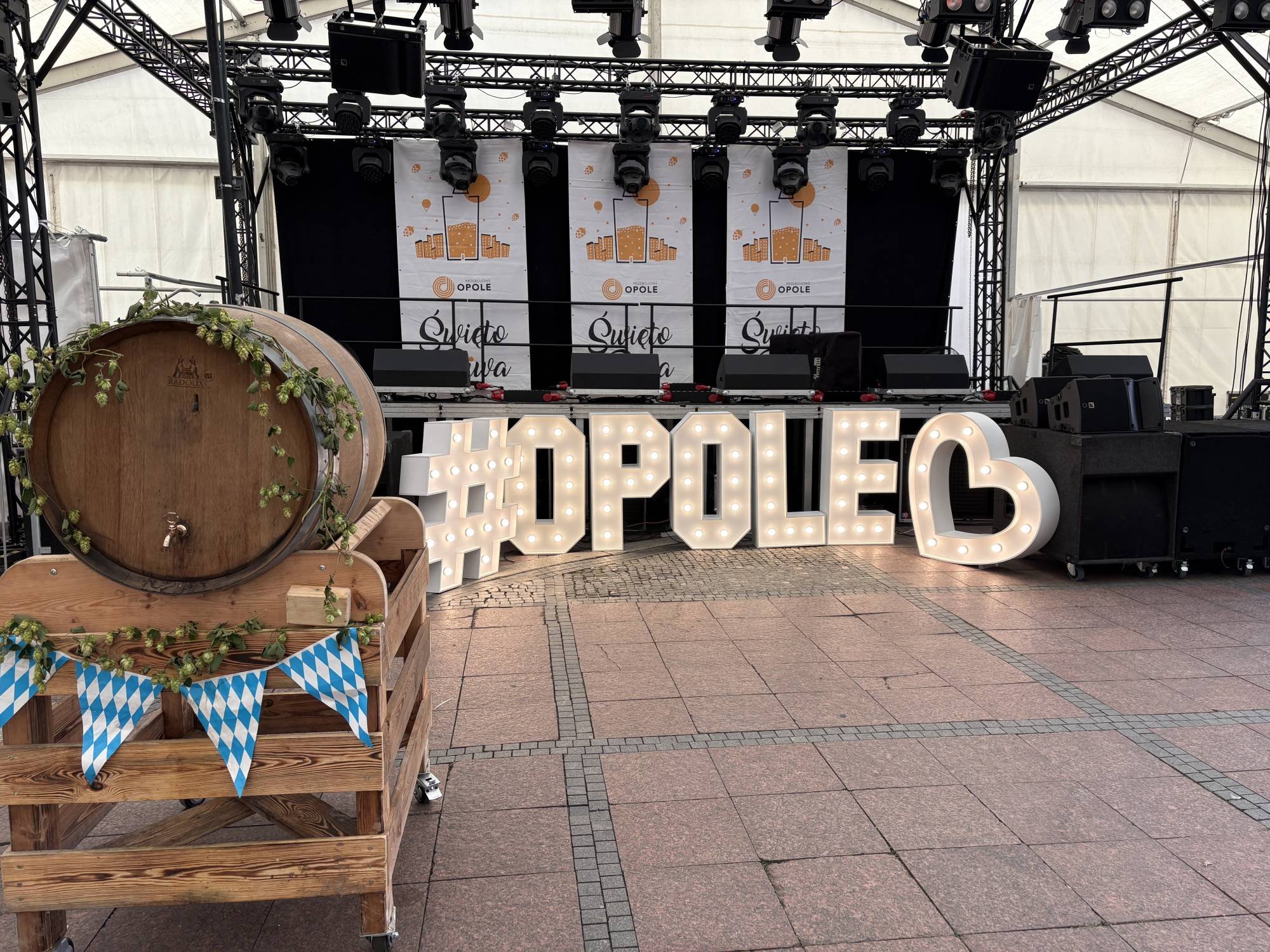 Serce LED 100 cm na scenie eventu miejskiego – tło do zdjęć i stories