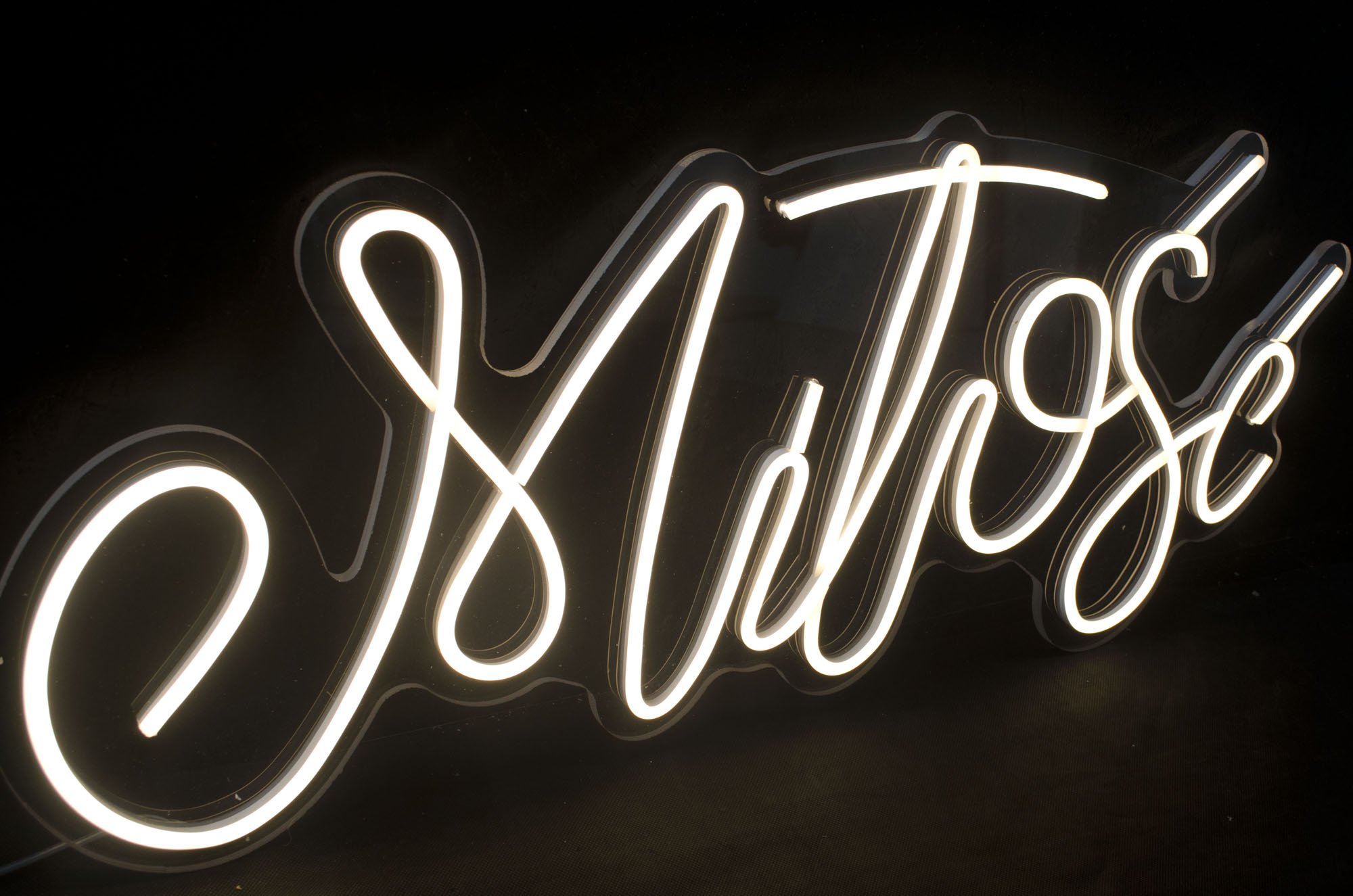 brandekor_neonled_ledonwy_neon_tasmaflex_napis_milosc_2187_2000px (1).jpg