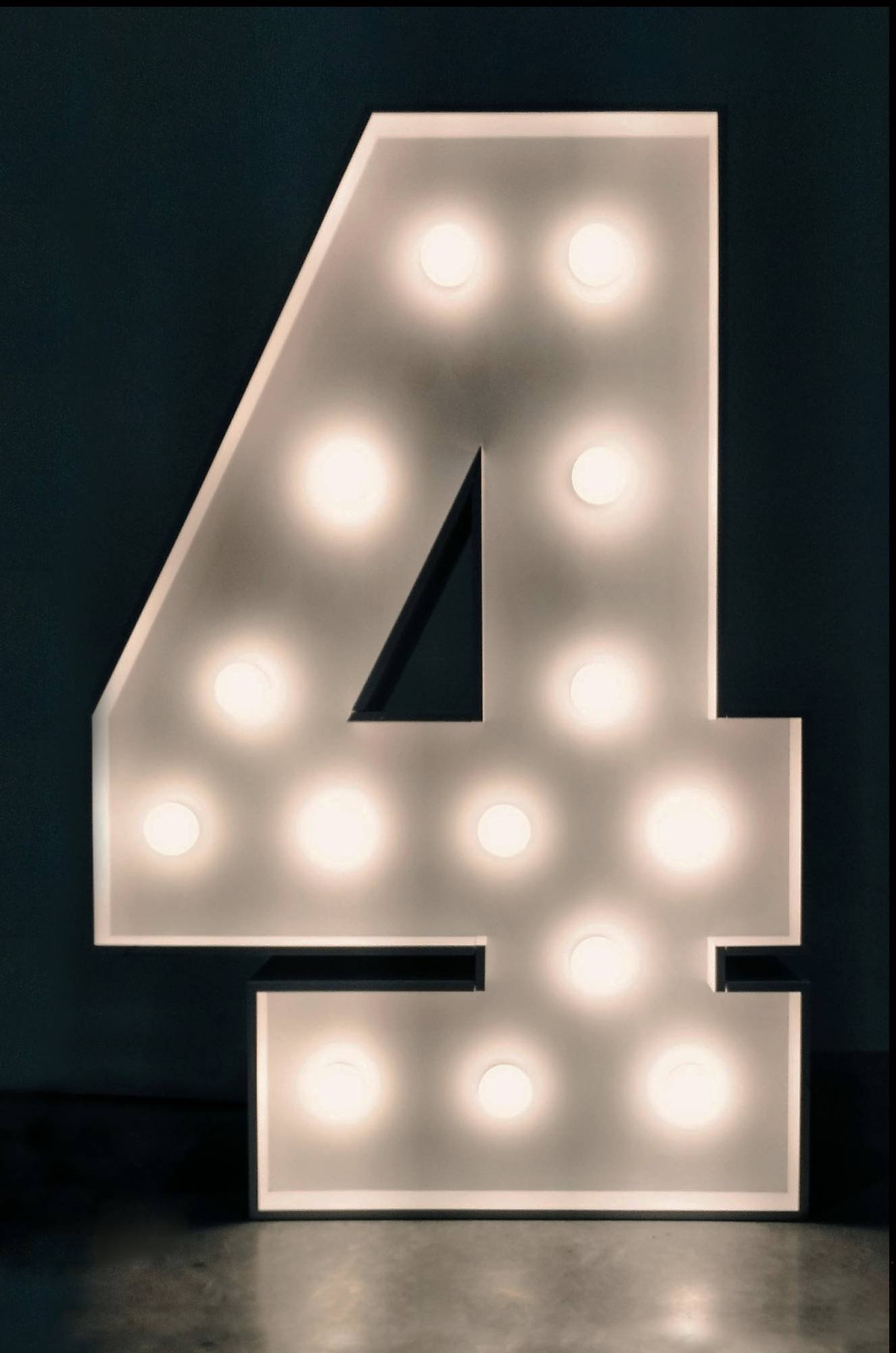 Stojąca cyfra 4 podświetlana żarówkami LED, o wysokości 1m, dekoracja świetlna, cyfry 0-9, Opole