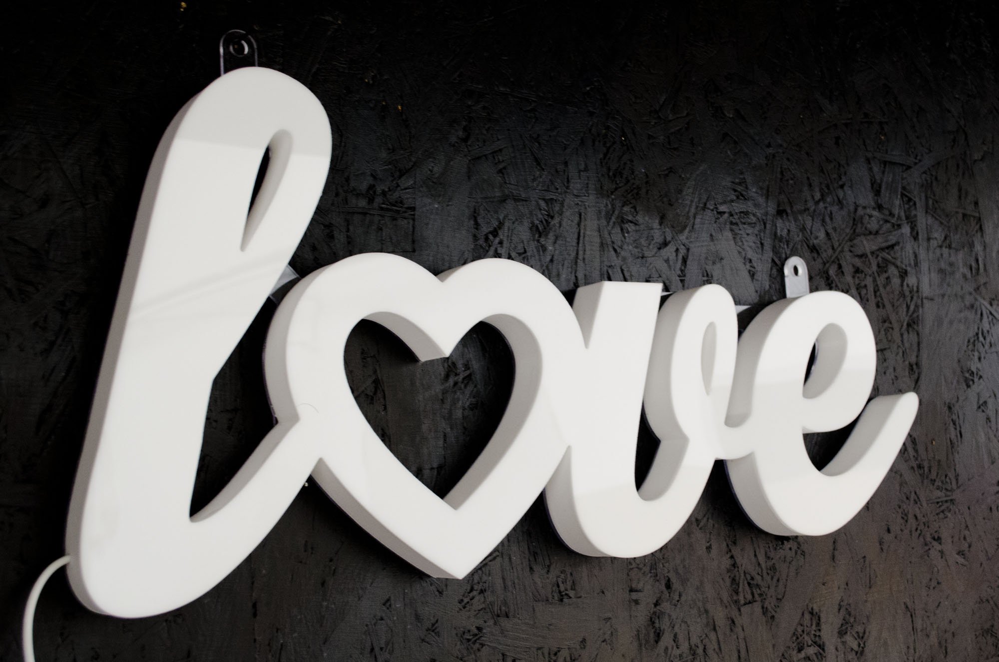 Neon LOVE z oświetleniem w róznych kolorach sterowny pilotem na wynajem