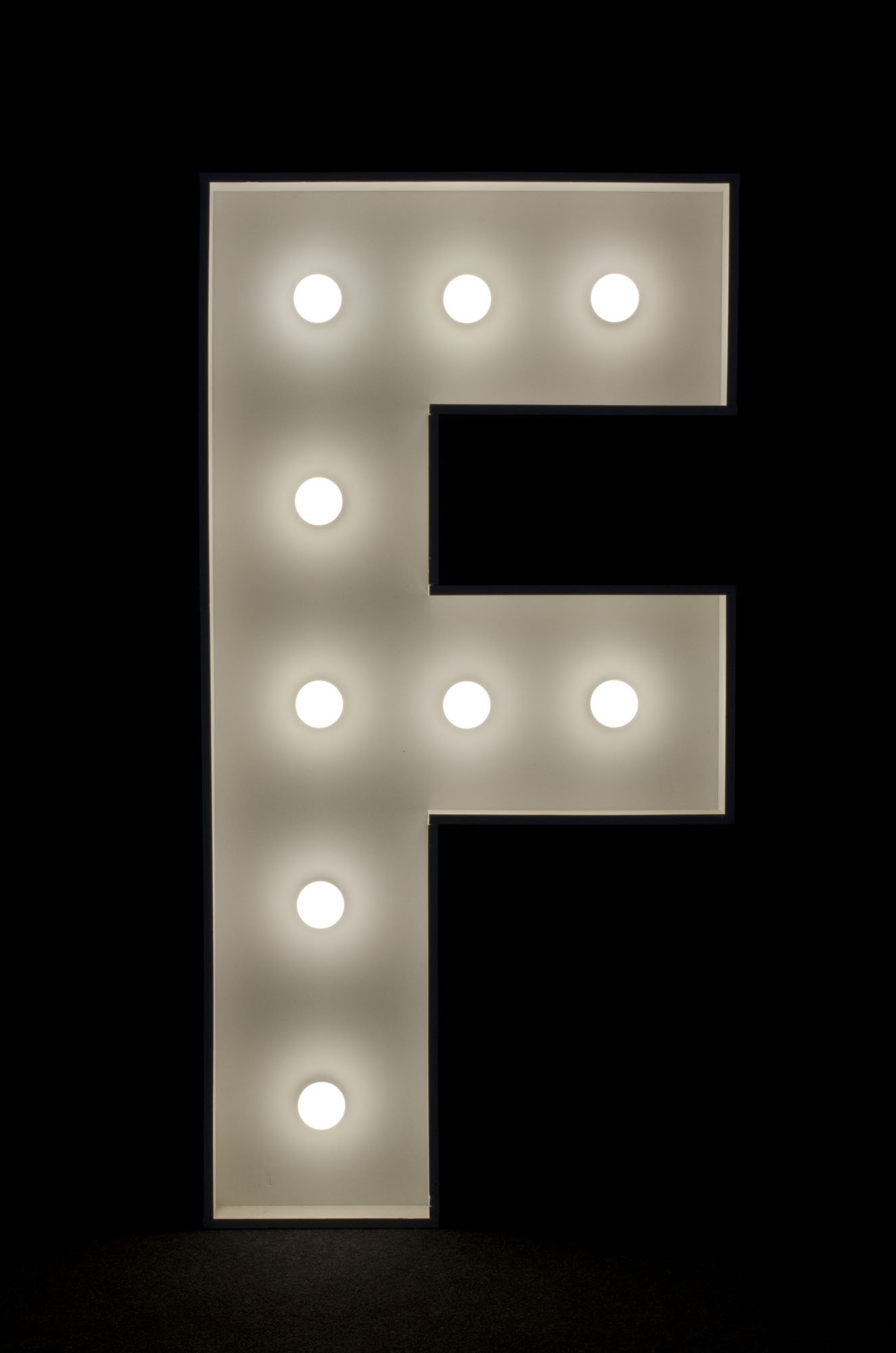 Litera F podświetlana żarówkami LED, o wysokości 1n, na wynajem, Opolu, alfabet A-Z