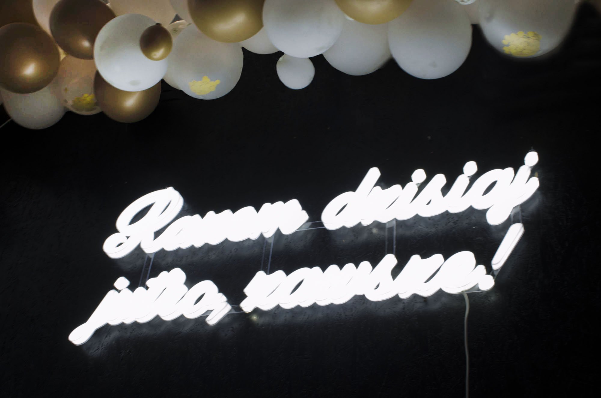 Dekoracja świetlna w postaci neonu LED na ściankę weselną