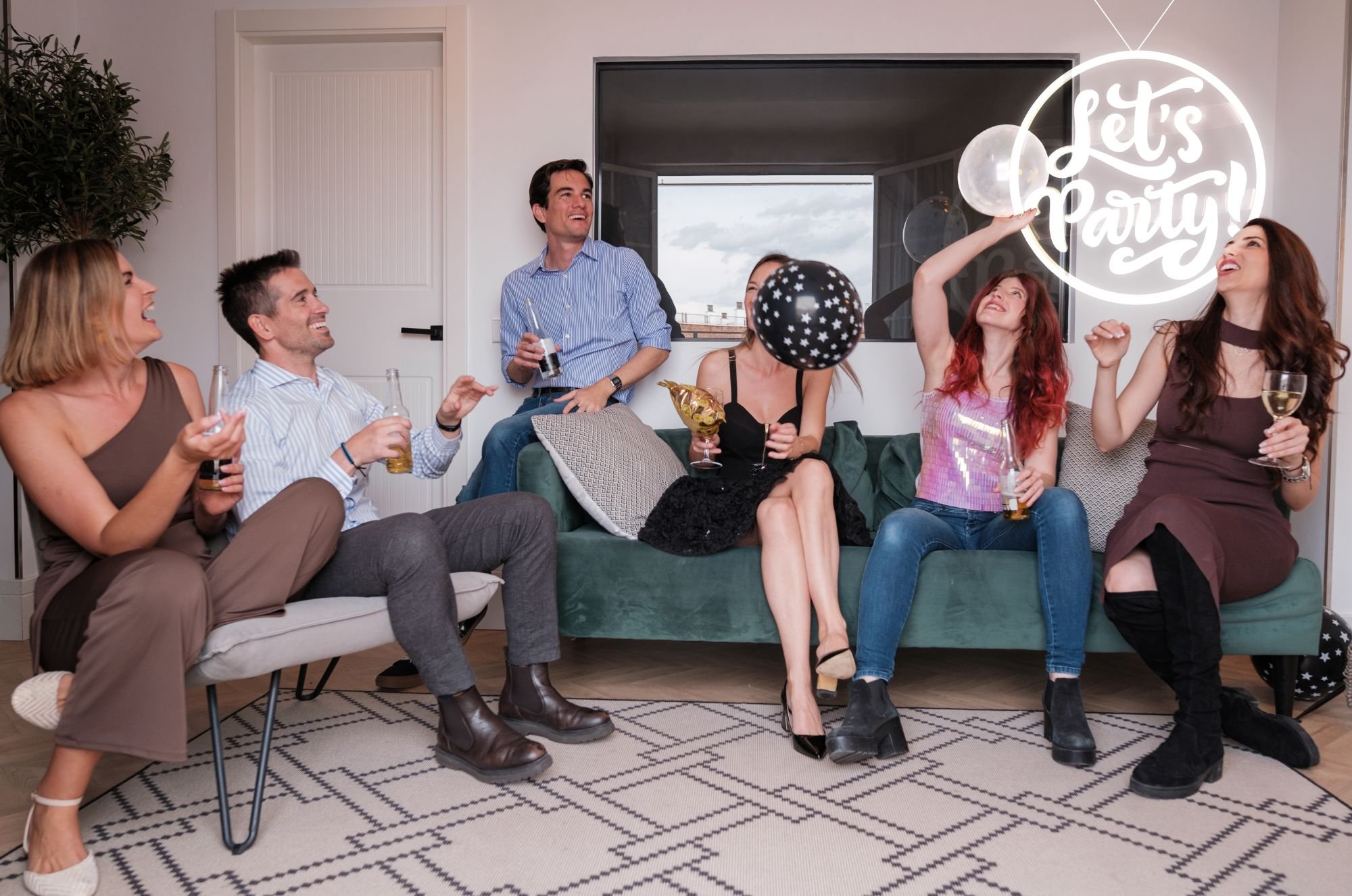 neon let&rsquo;s party na wynajem &ndash; dekoracja świetlna na urodziny i imprezy firmowe