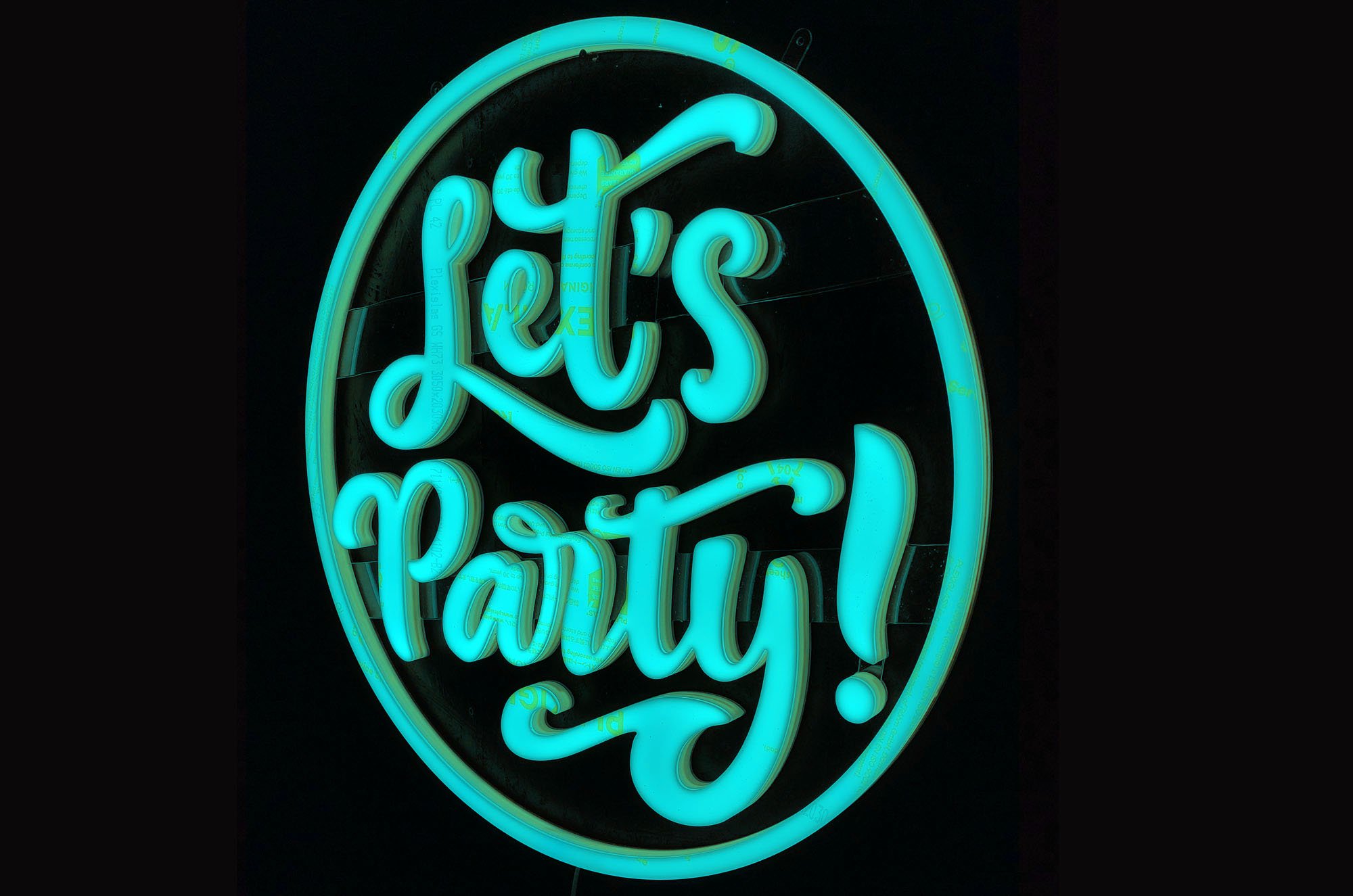 Podświetlana dekoracja w postaci napisu Let's Party, na wynajem, Opole, wysyłka kurierem