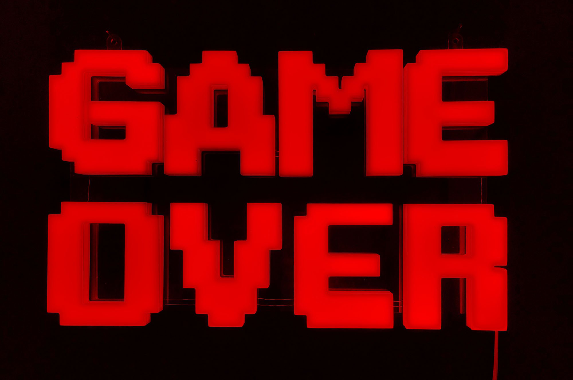 Świecący neonowy napis "GAME OVER" na wynajem, opole